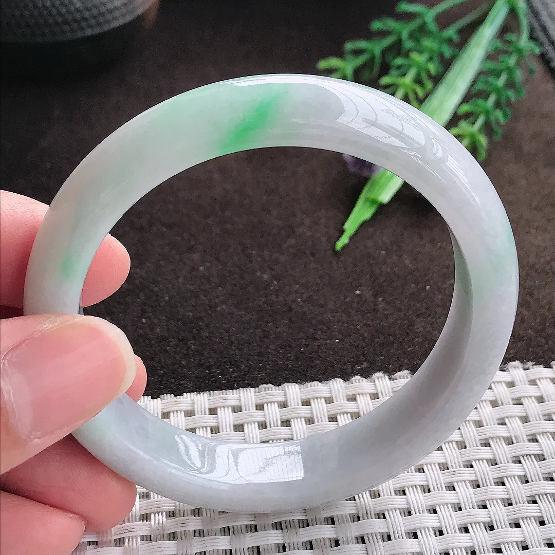 天然a货翡翠55.5/12.2/8老坑精美温润飘阳绿手镯宽边翡翠玉手镯