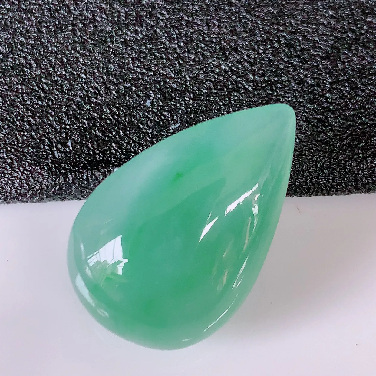 自然光实拍，冰种飘绿翡翠水滴，种老水足，雕工精湛 ，寓意美好，佩戴时尚出众！#94.12