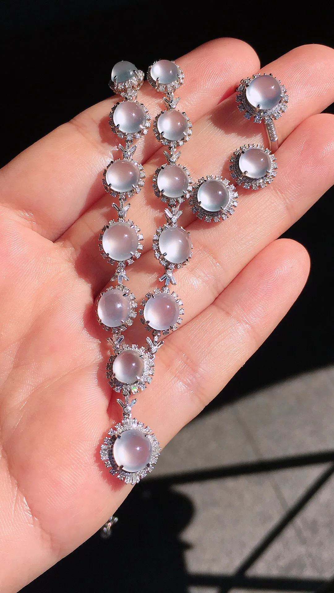 玻璃种蛋面三件套（晚装项链+耳钉+戒指），玉质细腻，荧光感超
强，饱满圆润，尽显优雅气质，18k
金豪华镶嵌