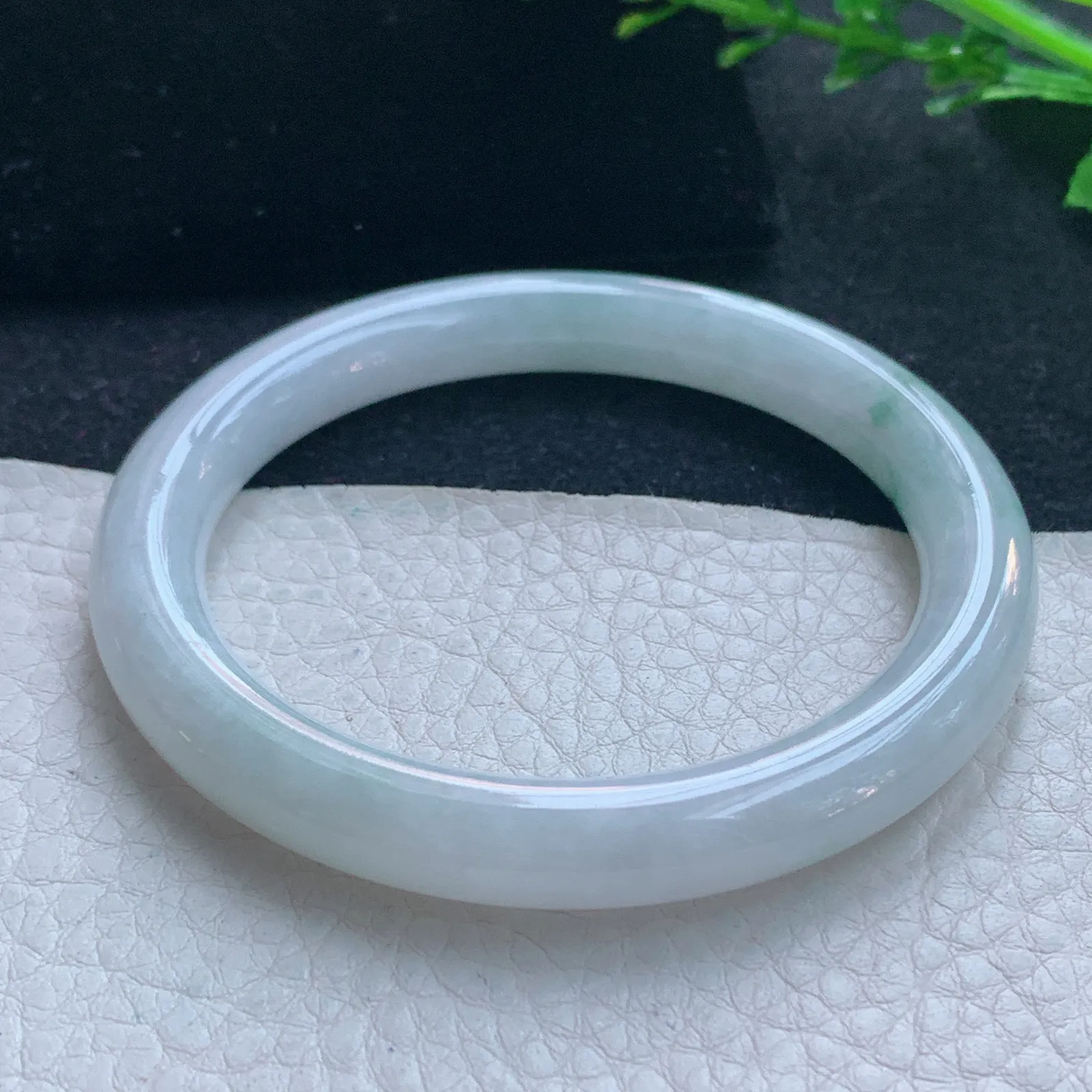 z自然光55*8.6美人镯 天然缅甸翡翠飘花圆条玉手镯 珠宝叮当镯