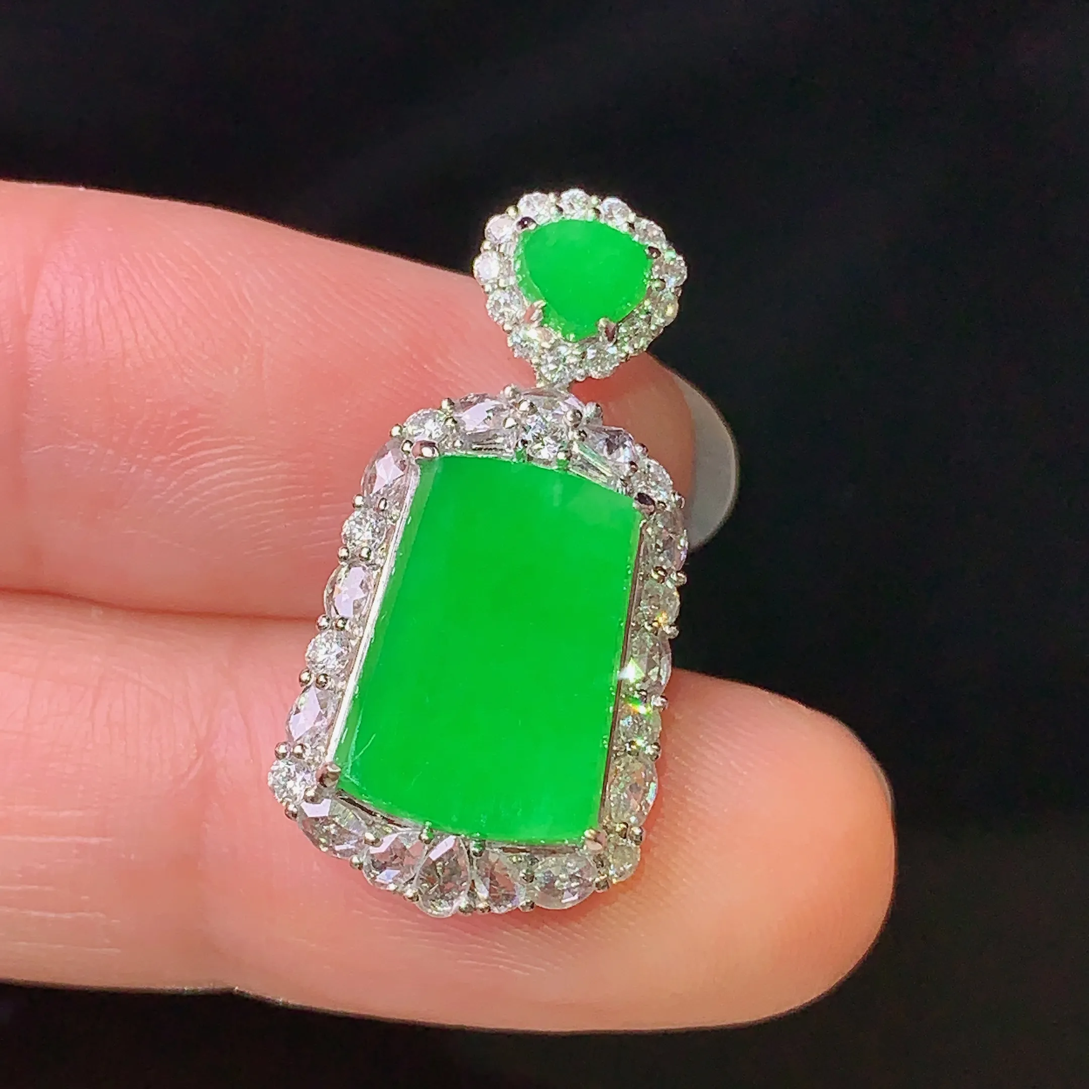 18k金钻镶嵌吊坠 玉质细腻 色泽清新艳丽 整体尺寸24.8*12.5*7.2