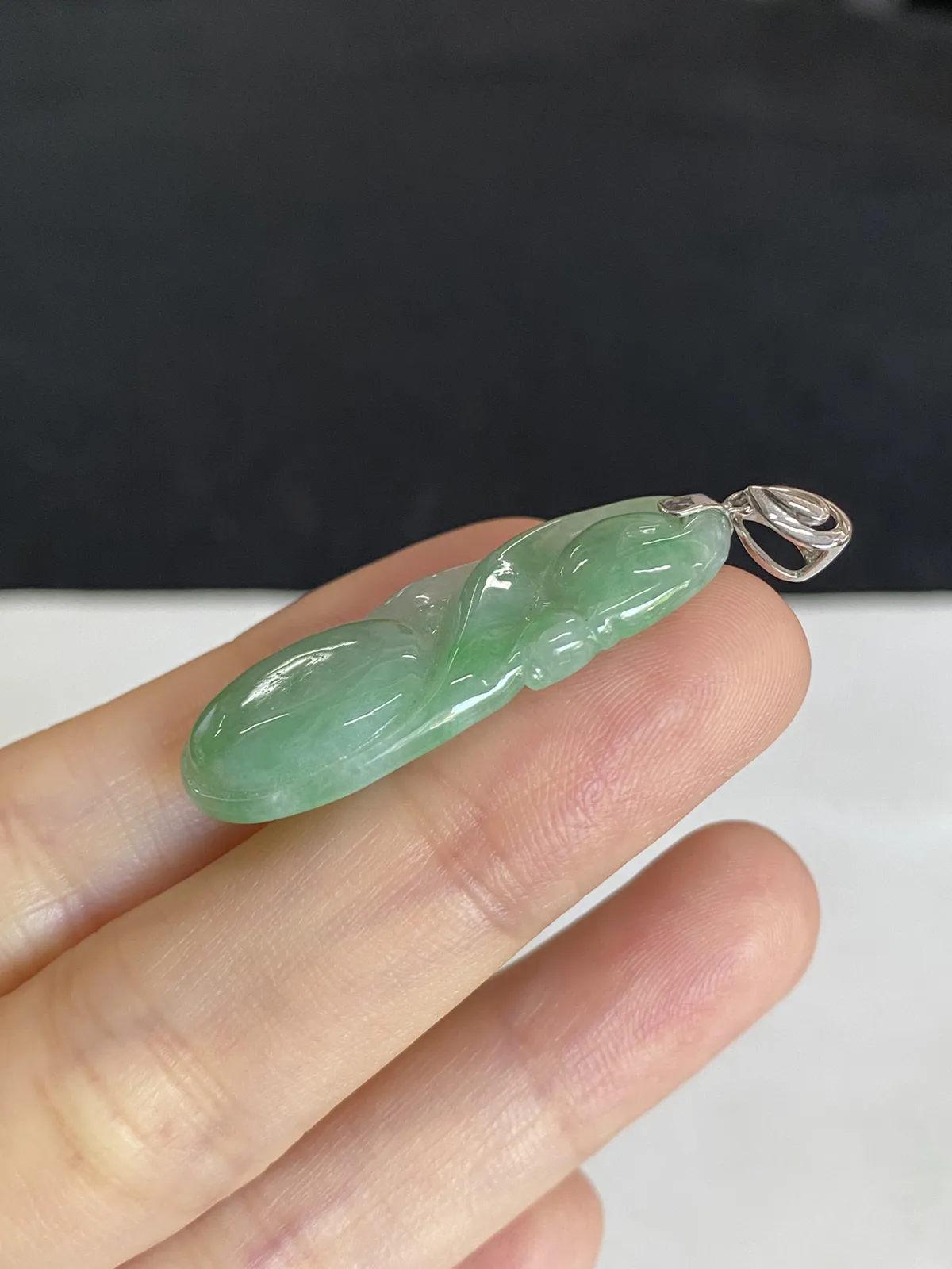 翡翠糯化种浅绿色吊坠，印记：G18K