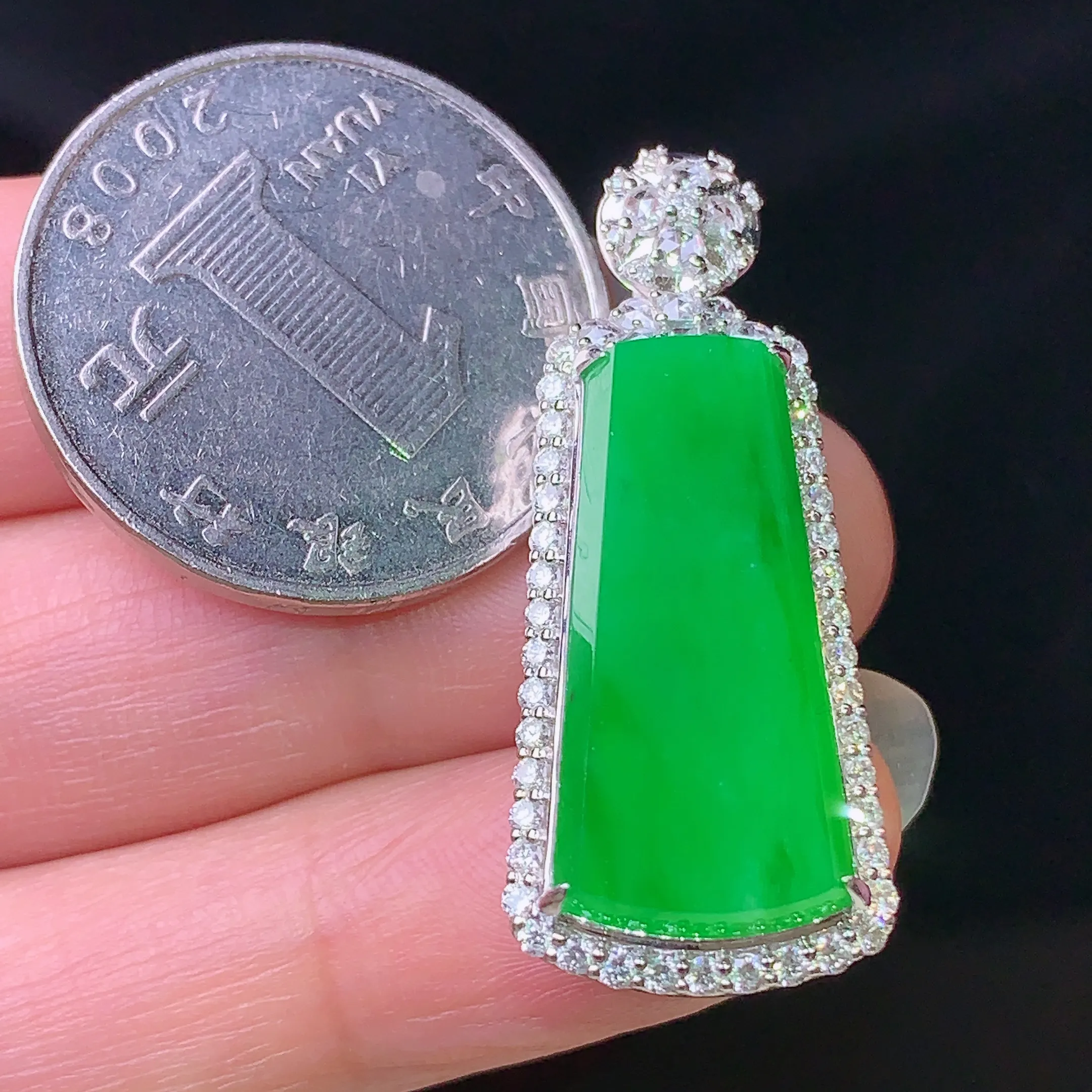 18k金钻镶嵌满绿无事牌吊坠 玉质细腻 色泽清新艳丽 整体尺寸35.2*14.8*9