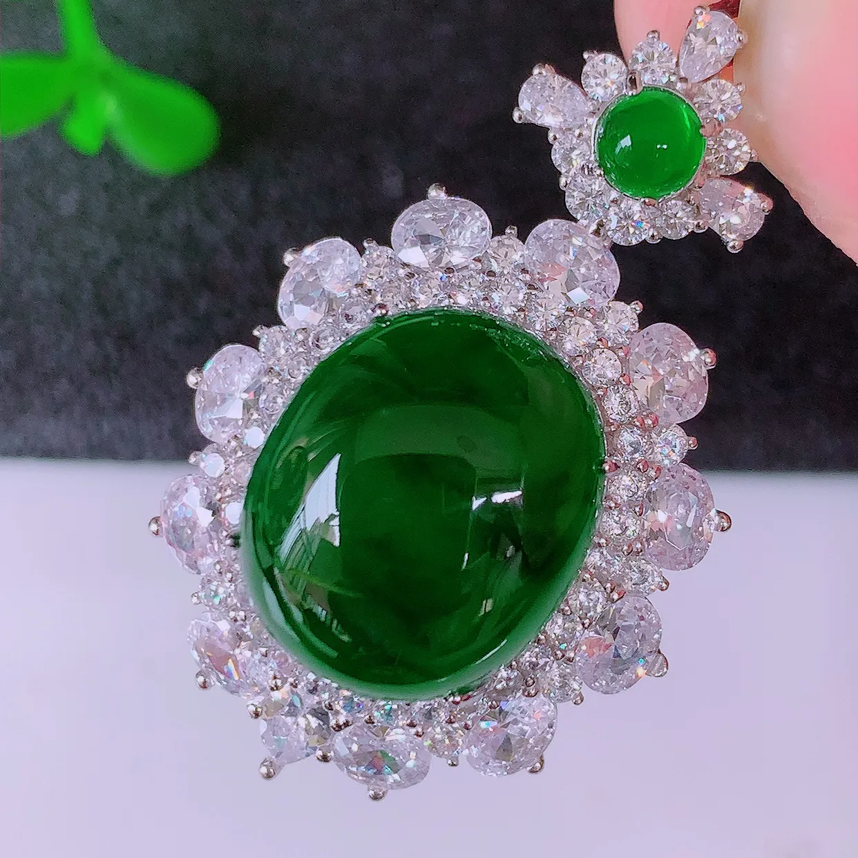 大颗冰透满绿翡翠蛋面925银镶嵌吊坠，自然光实拍，翠色灵动，颜色漂亮，种老水足，品相佳，佩戴佳品！#98.12整体35*22*12.2裸石15-12.5