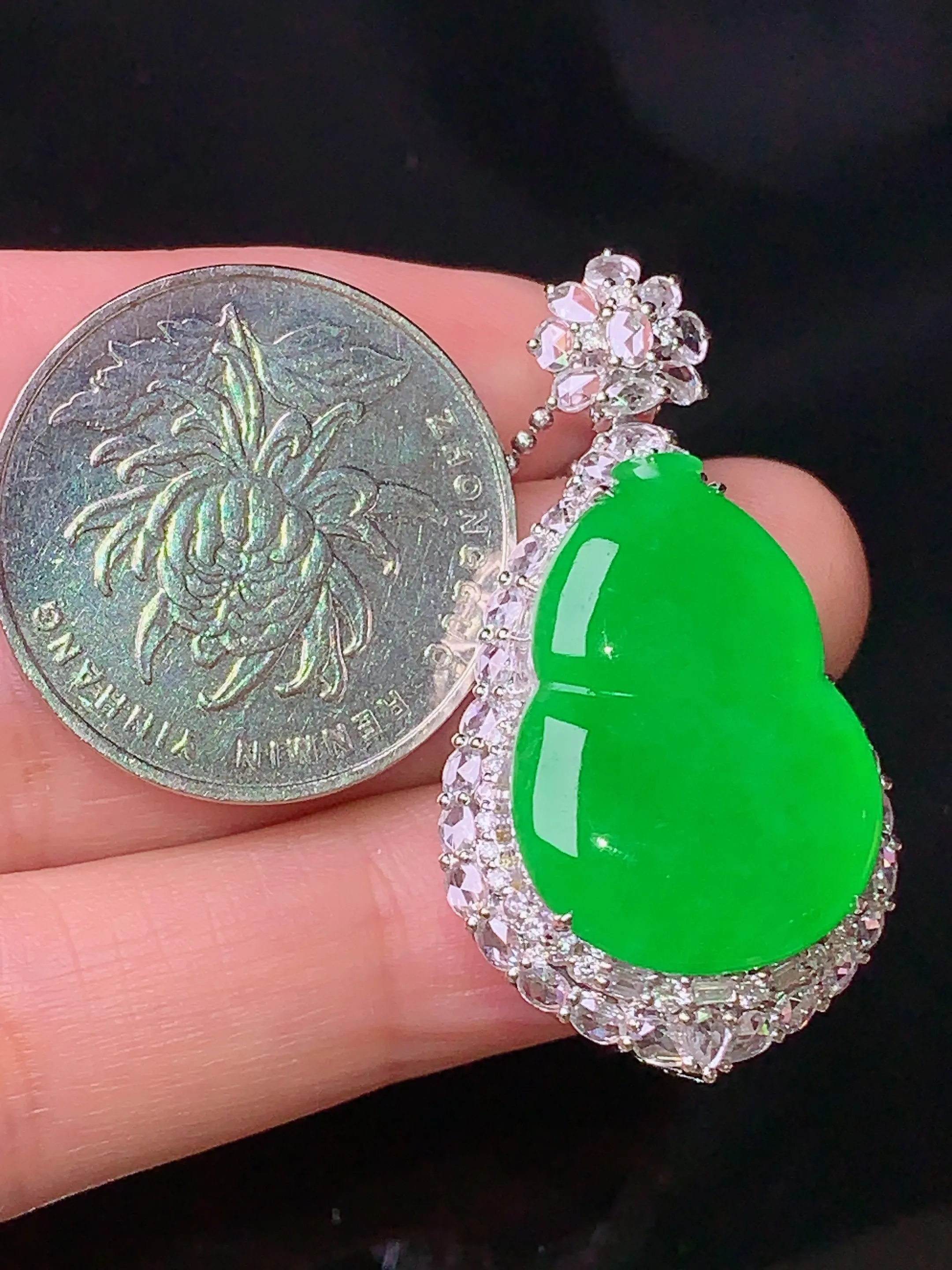 18k金钻镶嵌满绿葫芦吊坠 玉质细腻 色泽清新艳丽 整体尺寸39*21.5*12.5