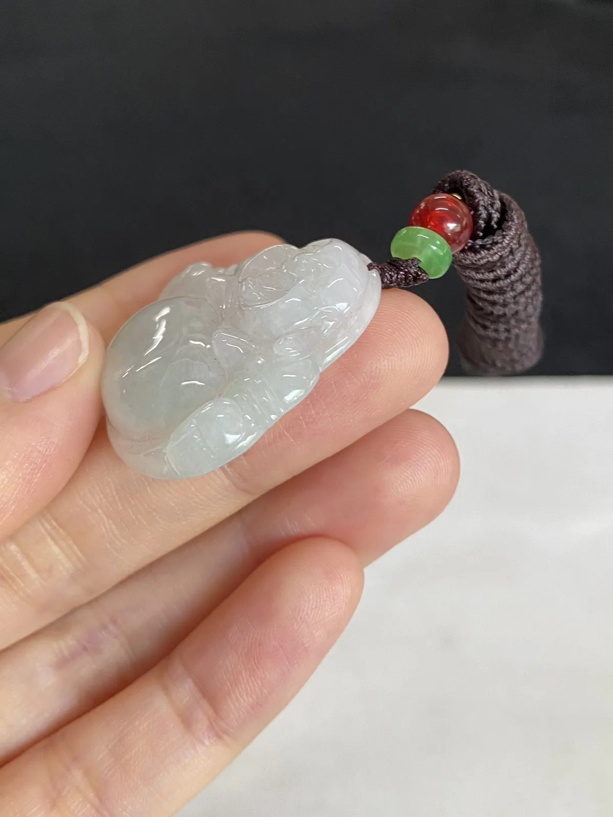 翡翠糯化种白色吊坠，配珠未测