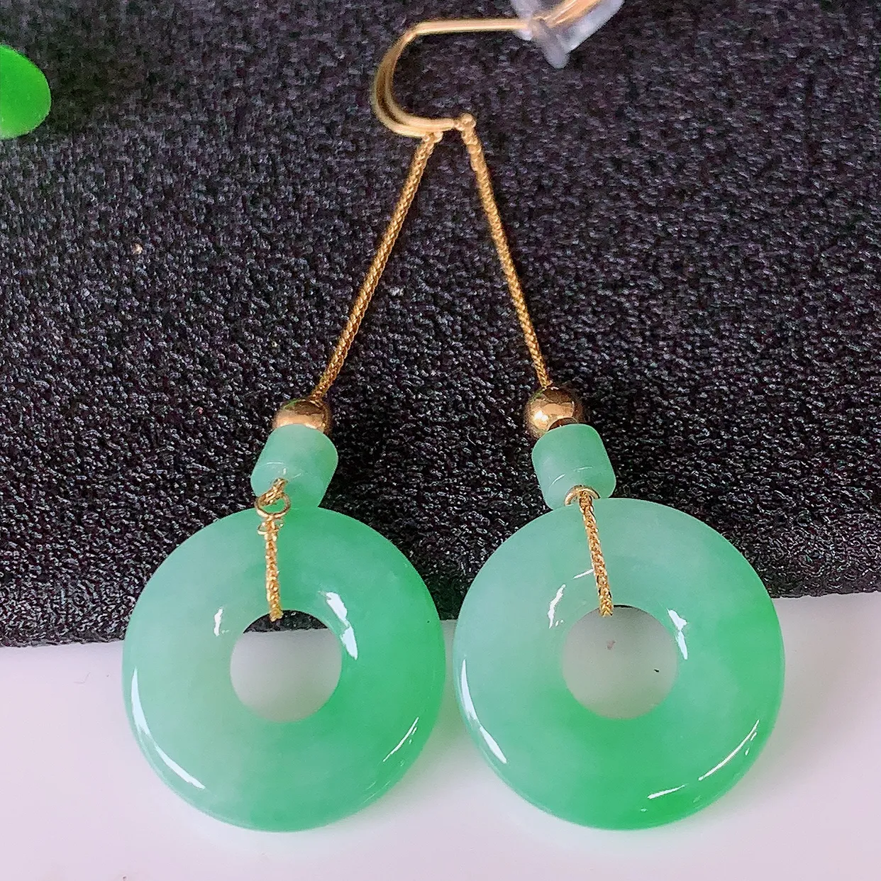 18k金镶嵌冰种飘绿翡翠平安扣耳坠，沁人心脾，耳坠佩戴效果大气出众，尽显气质。种水好，胶感足，颜相当