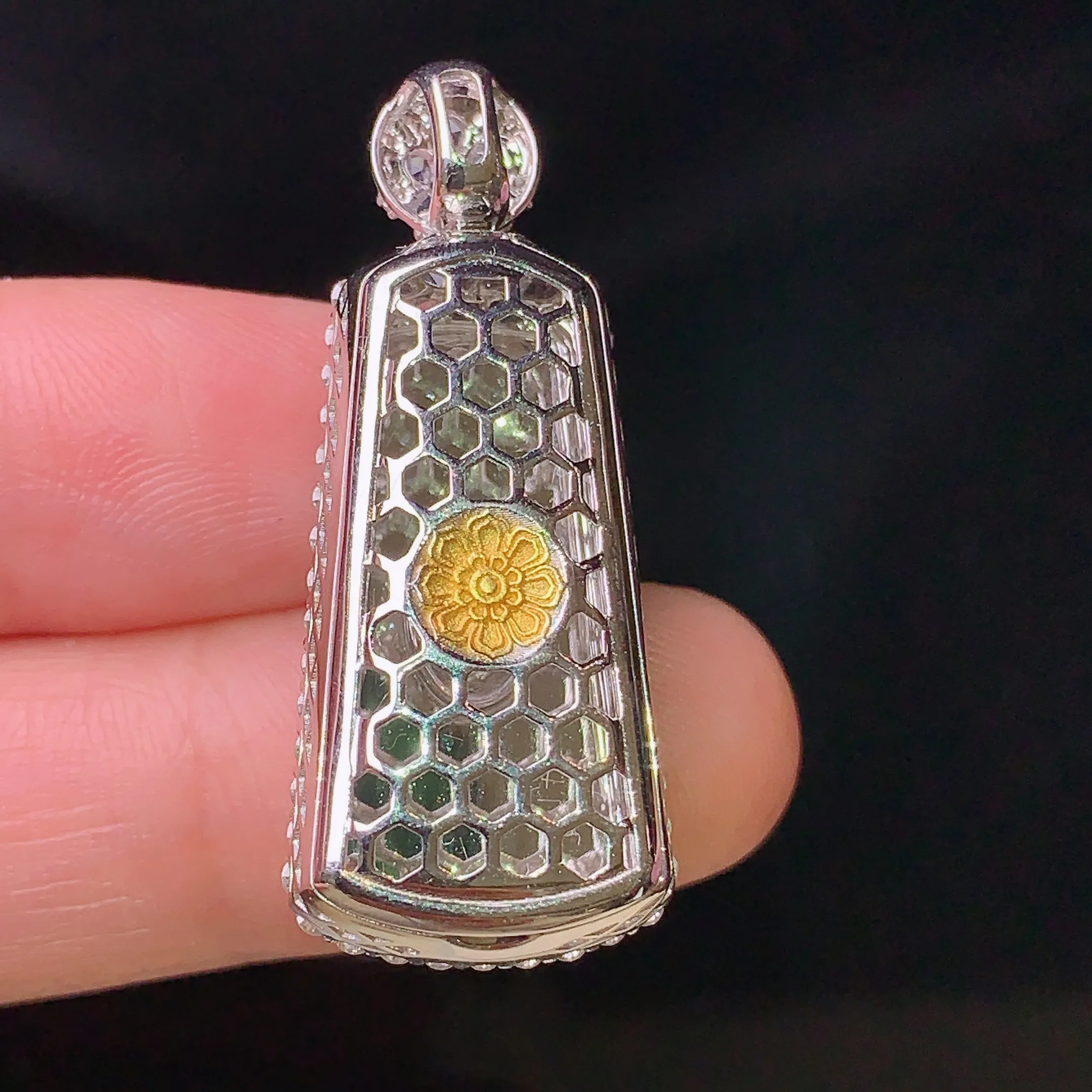 18k金钻镶嵌满绿无事牌吊坠 玉质细腻 色泽清新艳丽 整体尺寸35.2*14.8*9