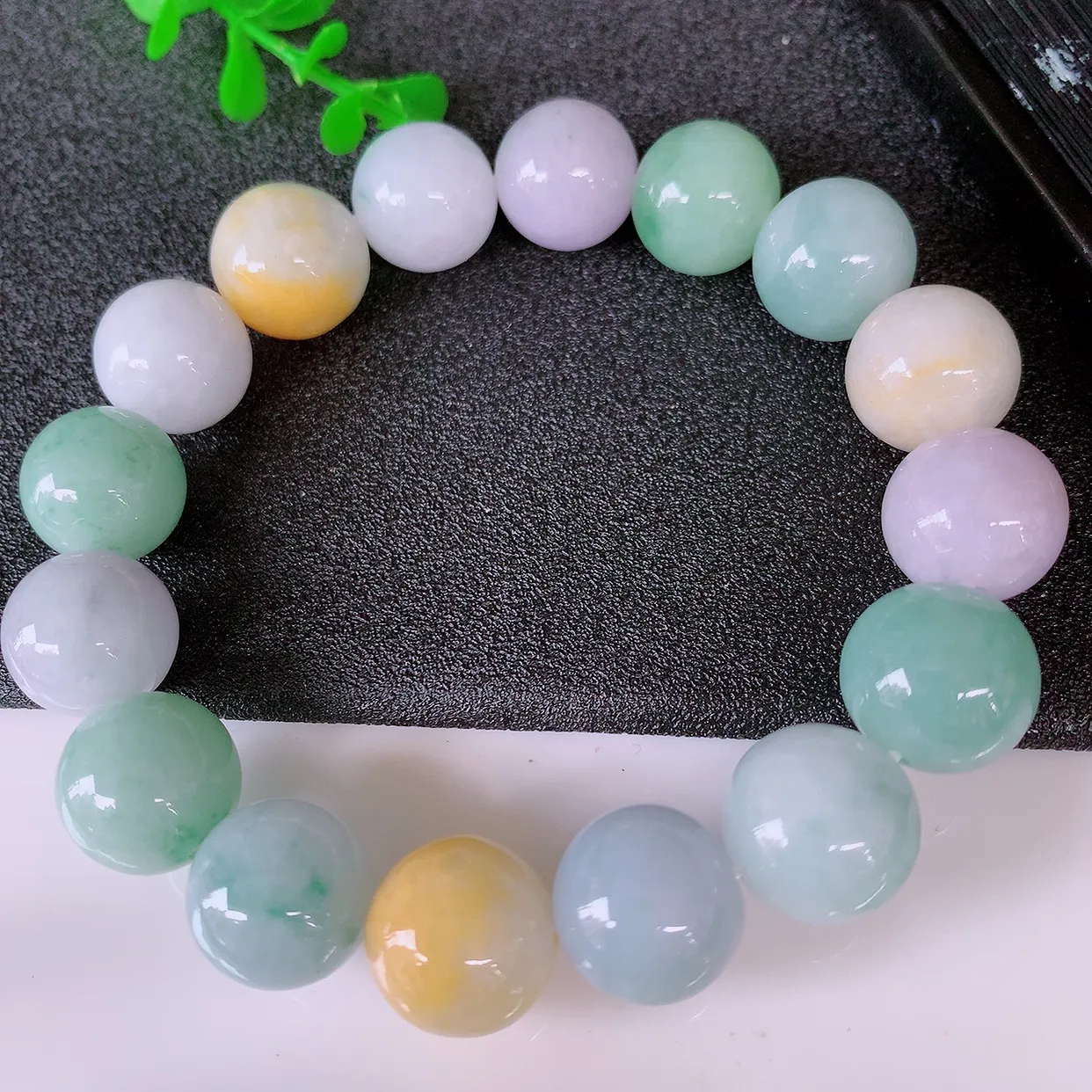 自然光实拍，大颗冰润多宝翡翠手链，多彩翡翠手串，颜色丰富，料子细腻，高档大气，自戴送礼佳品！#46.12取一尺寸13.5mm