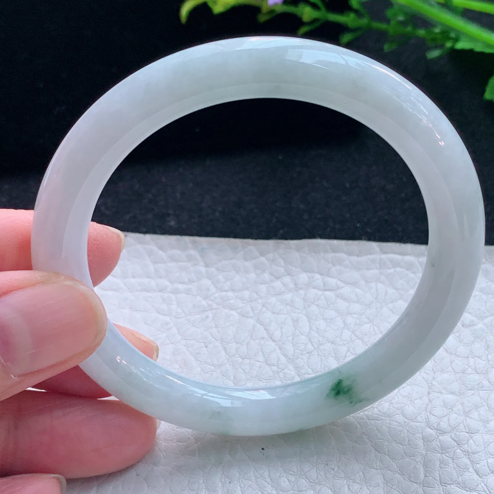 z自然光55*8.6美人镯 天然缅甸翡翠飘花圆条玉手镯 珠宝叮当镯