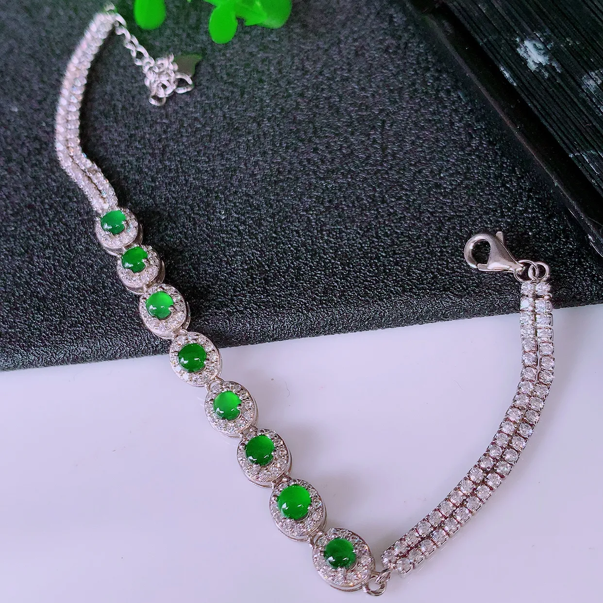 冰透满绿翡翠925银镶嵌手链，自然光实拍，翠色灵动，颜色漂亮，种老水足，品相佳，佩戴佳品！#98.12取一整体6.8*5.8*4.8裸3.2*3.2