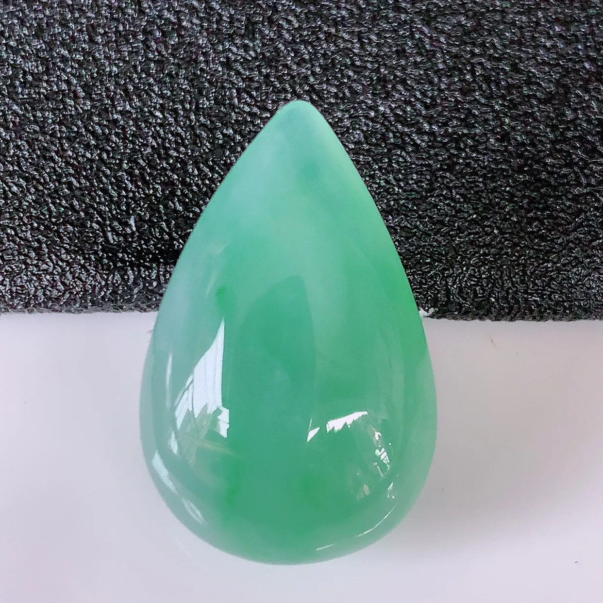 自然光实拍，冰种飘绿翡翠水滴，种老水足，雕工精湛 ，寓意美好，佩戴时尚出众！#94.12