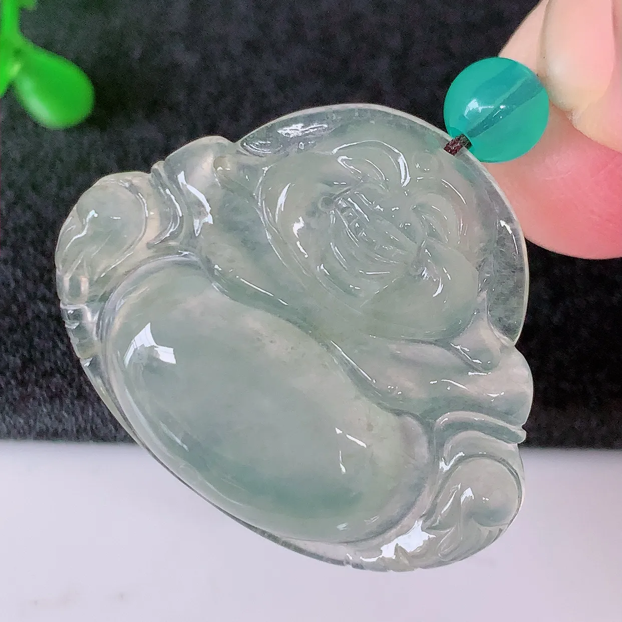 自然光实拍，冰种翡翠佛公吊坠，饱满， 佛公亦保平安，寓意有福（佛公）相伴，品相佳，配戴优雅迷人！#41.12