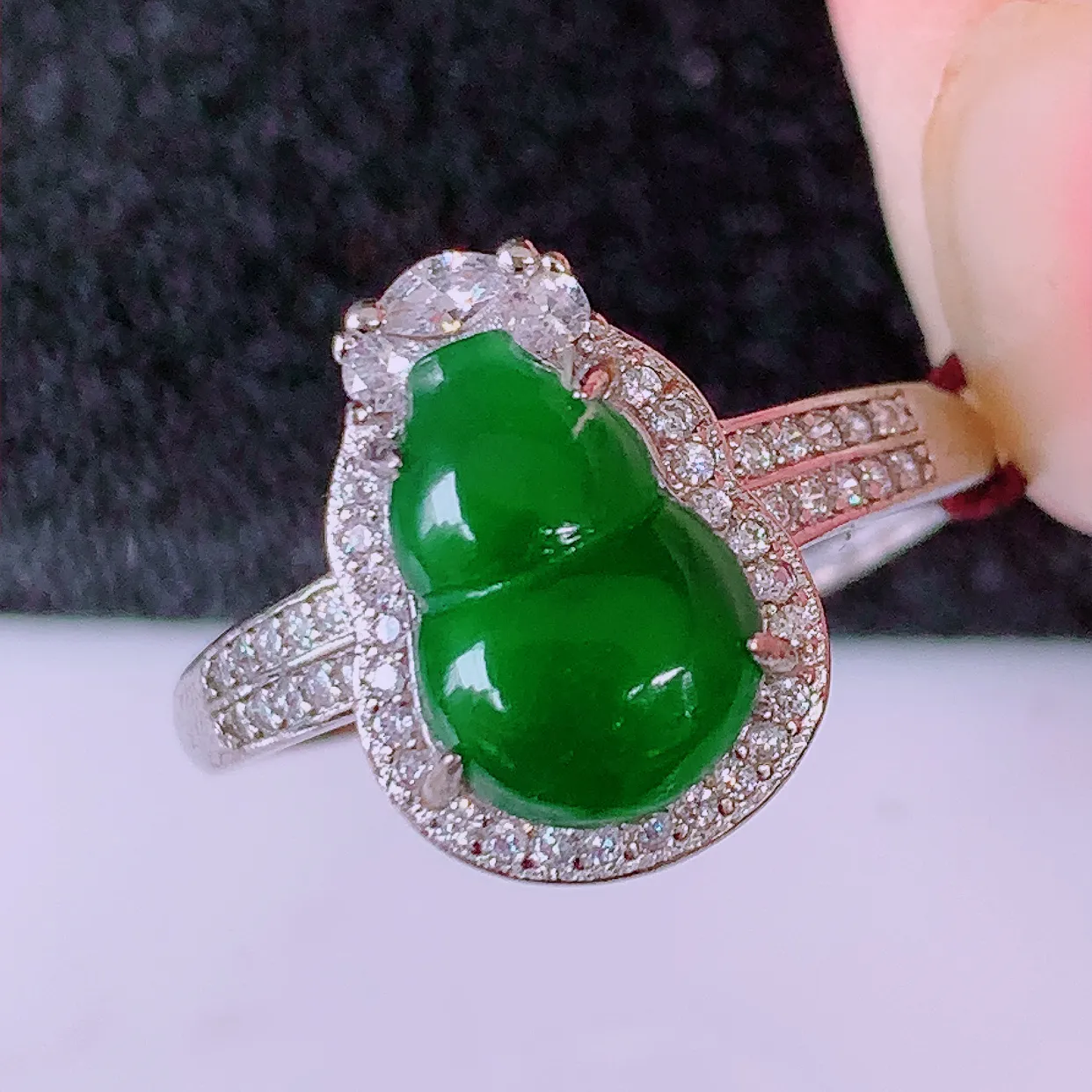 冰透满绿翡翠925银镶嵌葫芦戒指，自然光实拍，翠色灵动，颜色漂亮，种老水足，品相佳，佩戴佳品！#98.12（圈口可调大小）整体24*17.8*5.5裸石10*6.5