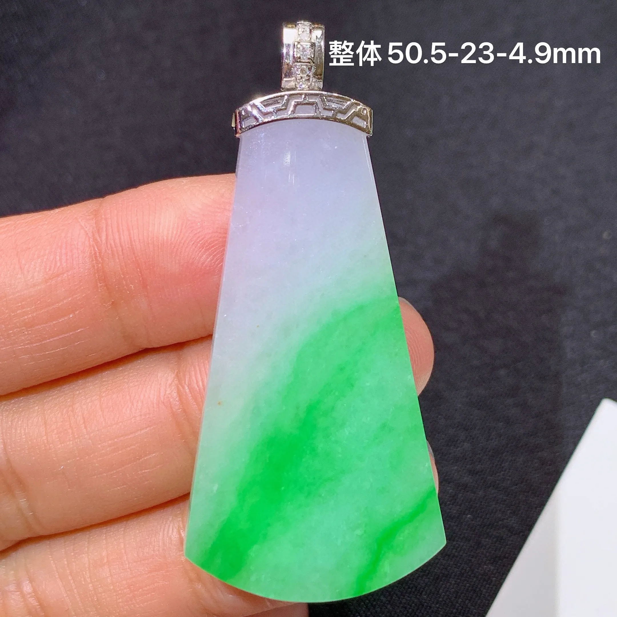 冰飘绿无事牌吊坠，18k金镶嵌，冰润色阳，玉质细腻，种水足，整体尺寸50.5*23*4.9