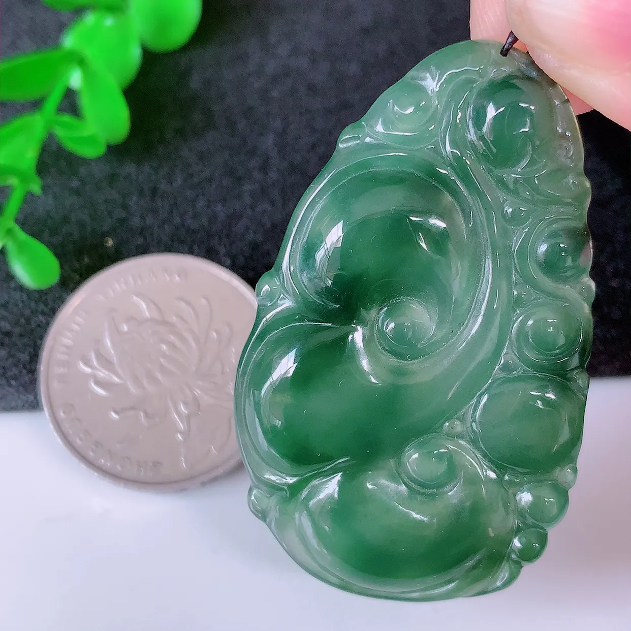 自然光实拍，冰种飘花翡翠如意吊坠，冰透，翠色灵动，饱满，万事如意，如意一生，配戴精美！#01.12