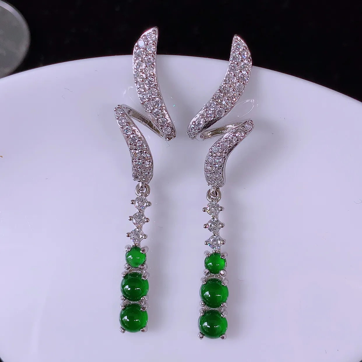 冰透满绿翡翠925银镶嵌耳坠，自然光实拍，翠色灵动，颜色漂亮，种老水足，品相佳，佩戴佳品！#98.12整体43.5-4*12裸石4-4