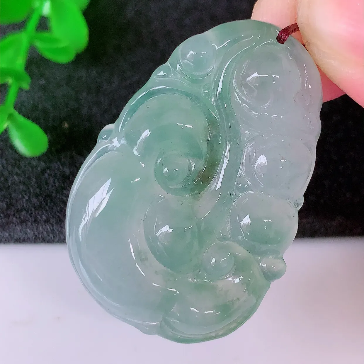 自然光实拍，冰种飘绿翡翠如意吊坠，冰透，翠色灵动，饱满，万事如意，如意一生，配戴精美！#01.12