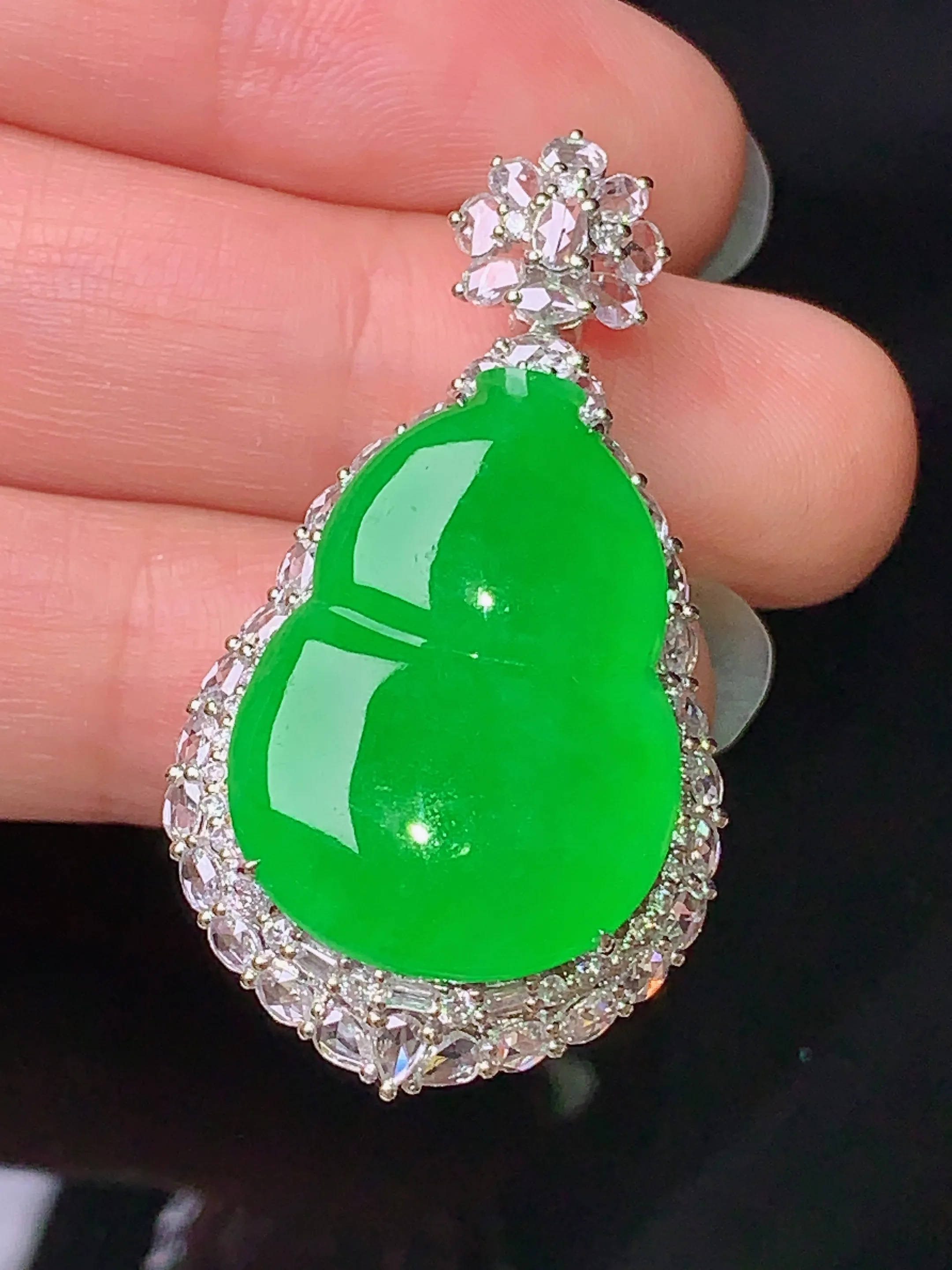 18k金钻镶嵌满绿葫芦吊坠 玉质细腻 色泽清新艳丽 整体尺寸39*21.5*12.5