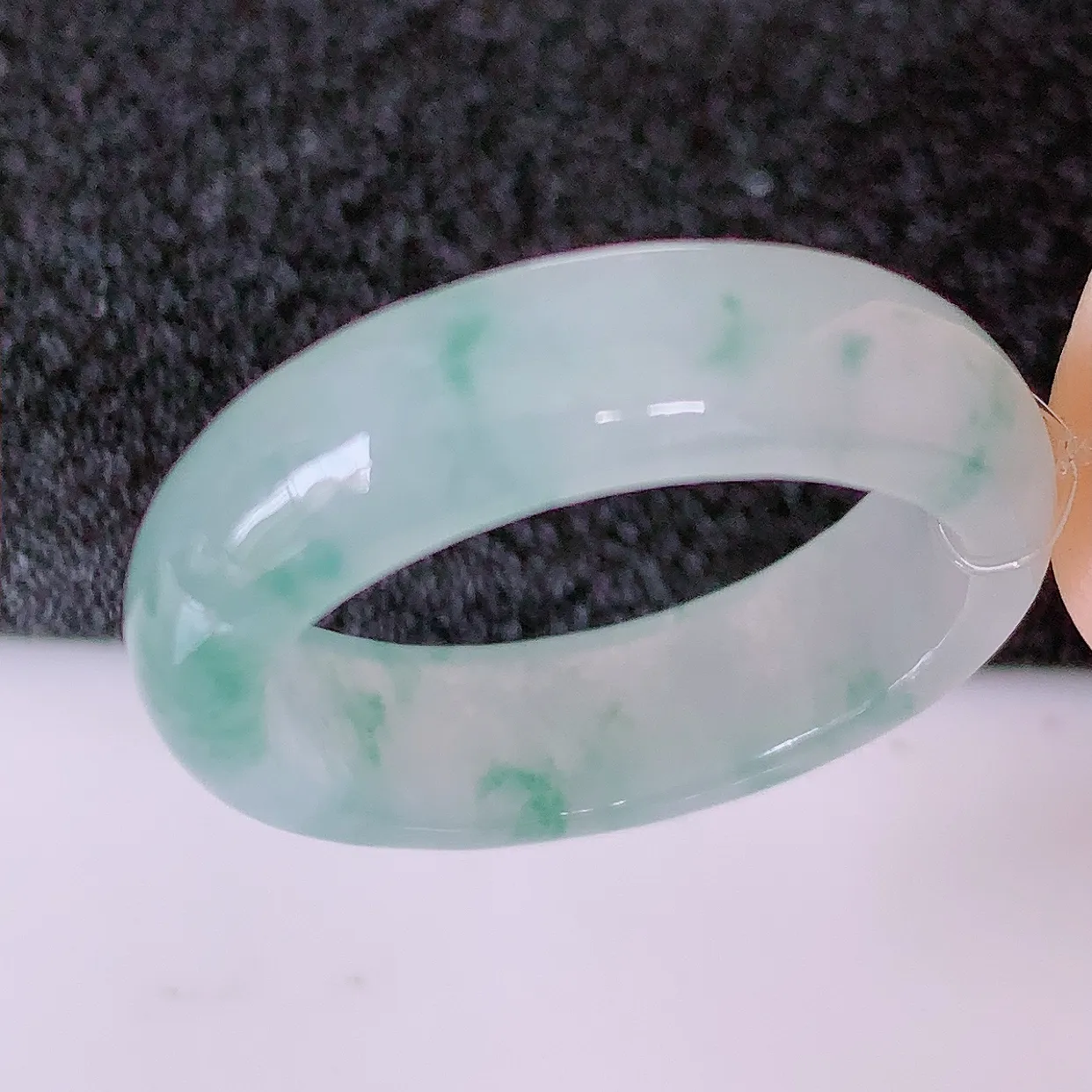 自然光实拍，18.2mm内径翡翠指环，玉戒指，玉质莹润，好精美好冰润的指环，17圈口，上手纤巧！#49.12尺寸18.2-5.8*3