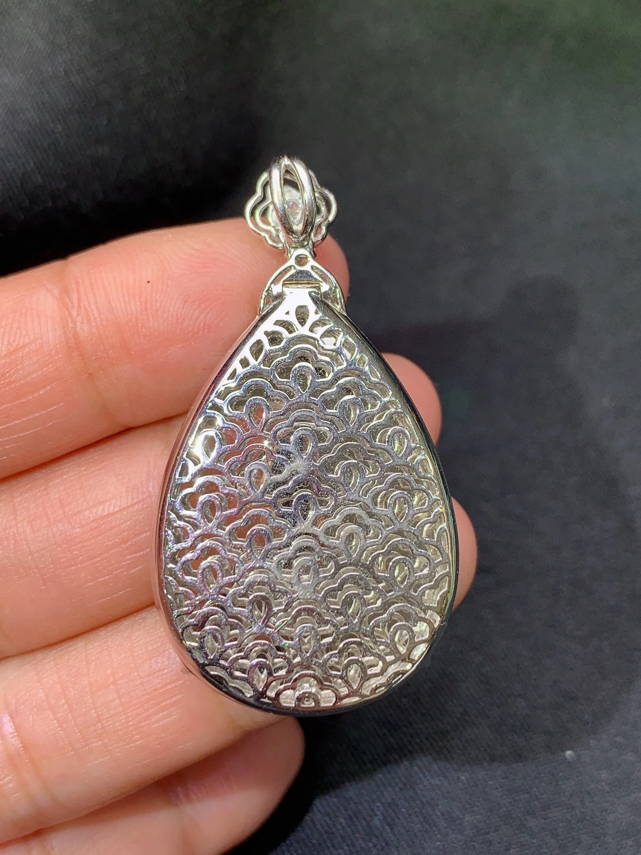 冰阳绿水滴吊坠，18k金镶嵌，冰润色阳，玉质细腻，种水足，整体尺寸43.6*24*6.3