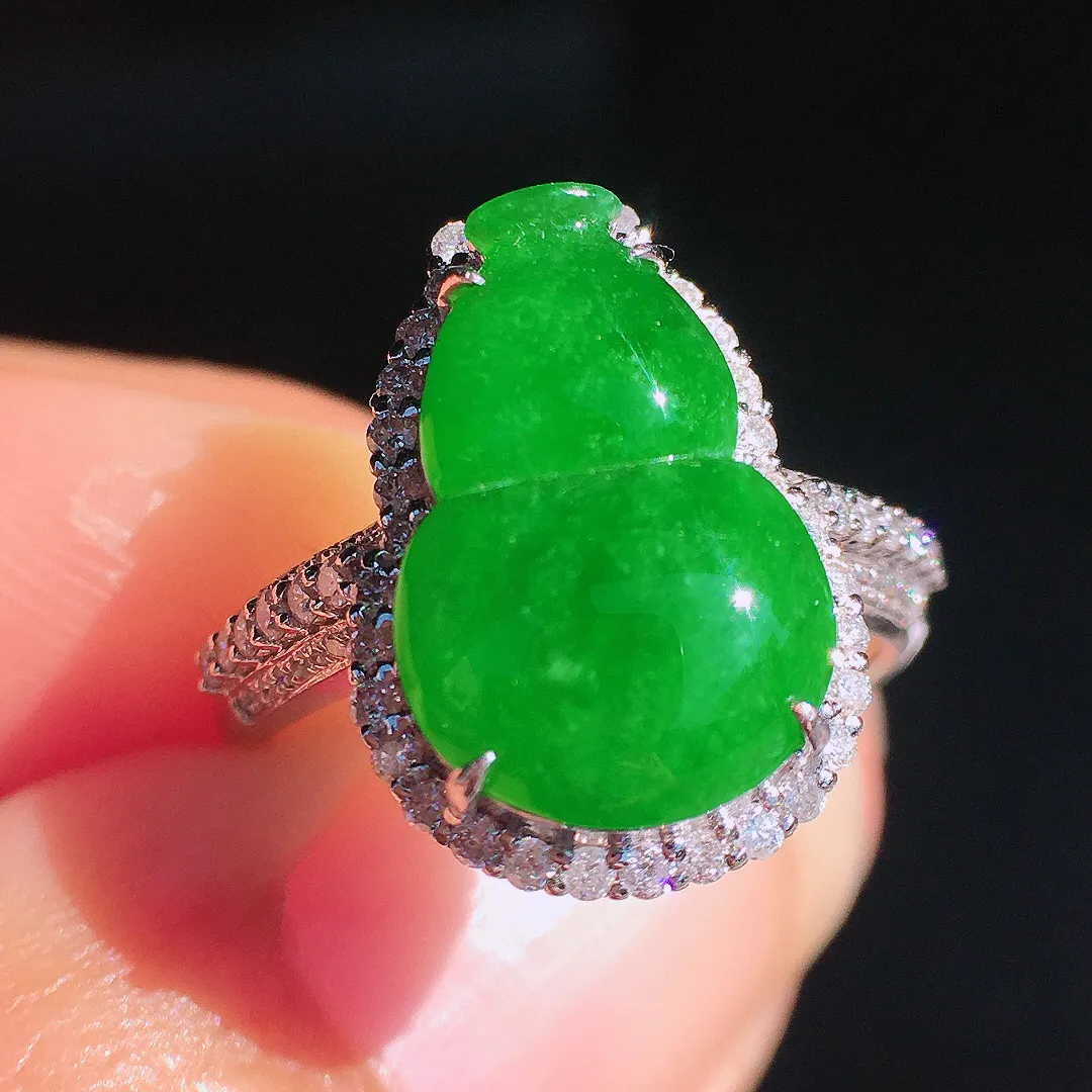 阳绿葫芦戒指，色泽均匀艳丽，玉质细腻，荧光感超
强，饱满圆润，尽显优雅气质，18k
金豪华镶嵌