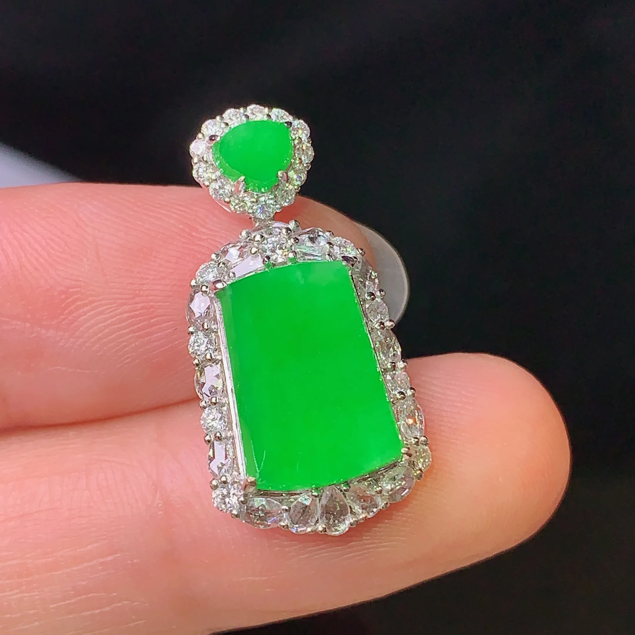 18k金钻镶嵌吊坠 玉质细腻 色泽清新艳丽 整体尺寸24.8*12.5*7.2