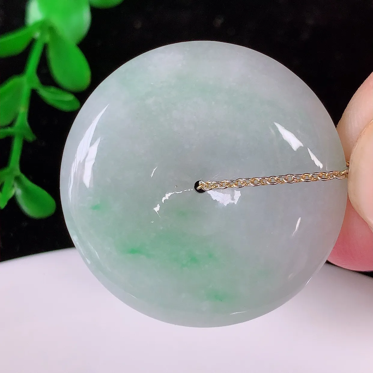 自然光实拍，冰润飘绿翡翠平安扣吊坠，种老水足，雕工精湛 ，寓意美好，佩戴时尚出众！#94.12