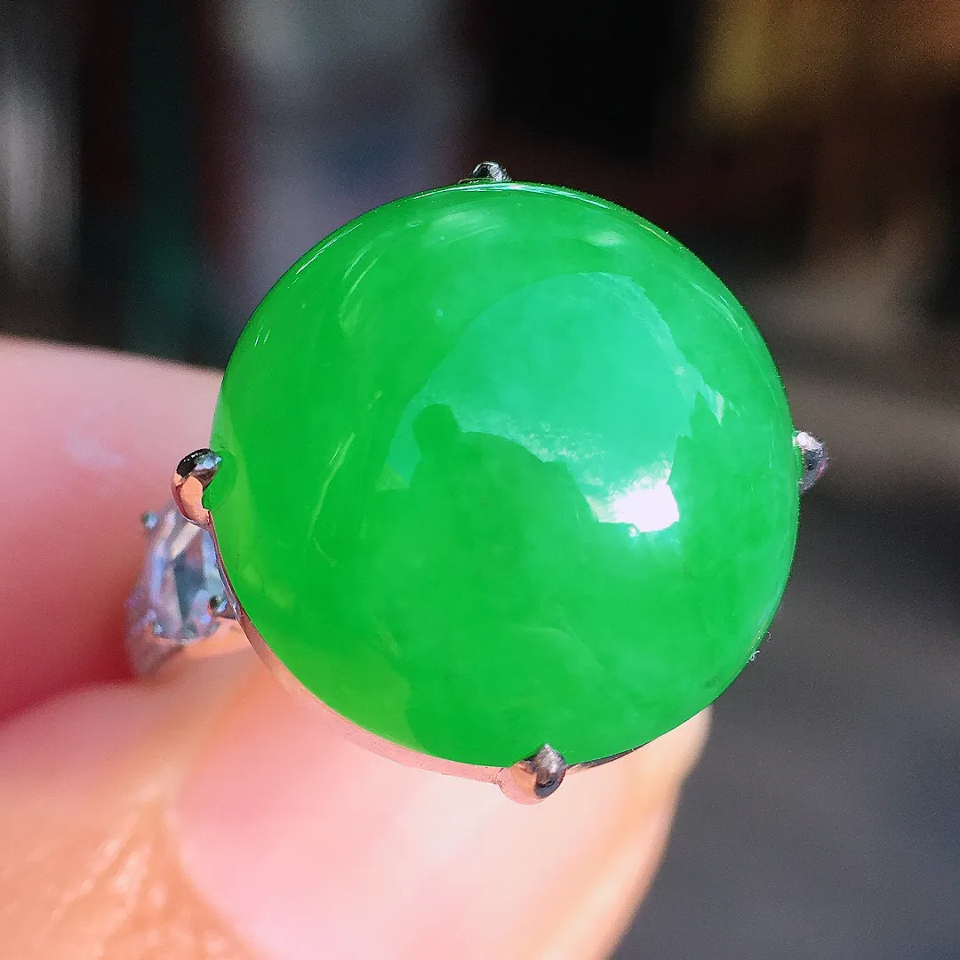 阳绿蛋面戒指，色泽均匀艳丽，玉质细腻，荧光感超
强，饱满圆润，尽显优雅气质，18k
金豪华镶嵌