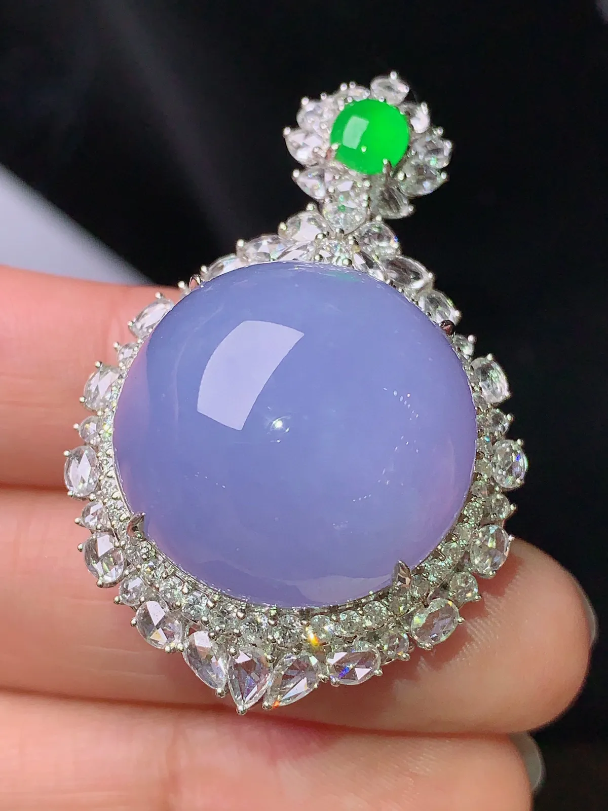 18k金钻镶嵌紫罗兰蛋面吊坠 玉质细腻 色泽清新艳丽 整体尺寸42.5*27.6*20