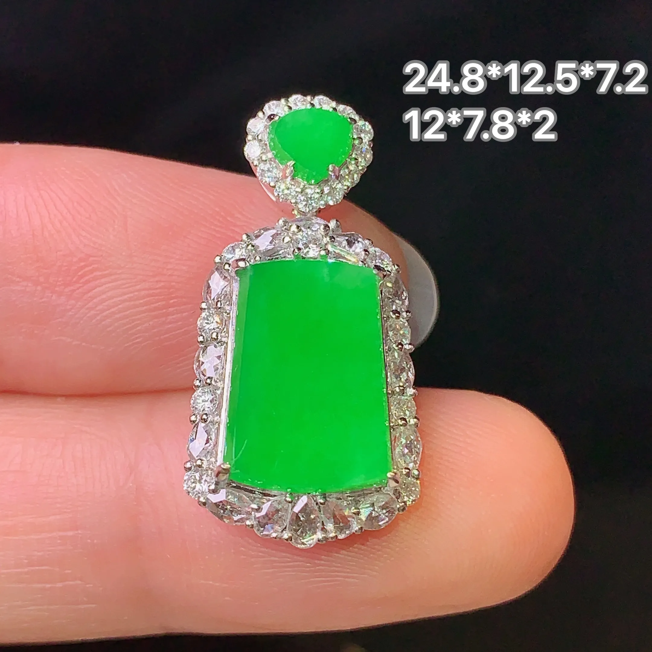 18k金钻镶嵌吊坠 玉质细腻 色泽清新艳丽 整体尺寸24.8*12.5*7.2