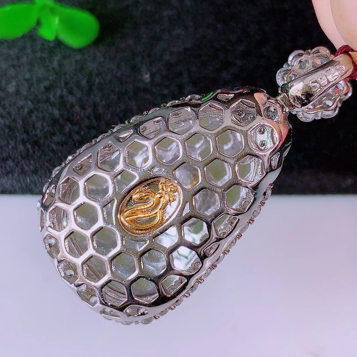 冰透满绿翡翠925银镶嵌财神爷吊坠，自然光实拍，翠色灵动，颜色漂亮，种老水足，品相佳，佩戴佳品！#98.12整体38.5*19.5*8.5裸石23*17.5