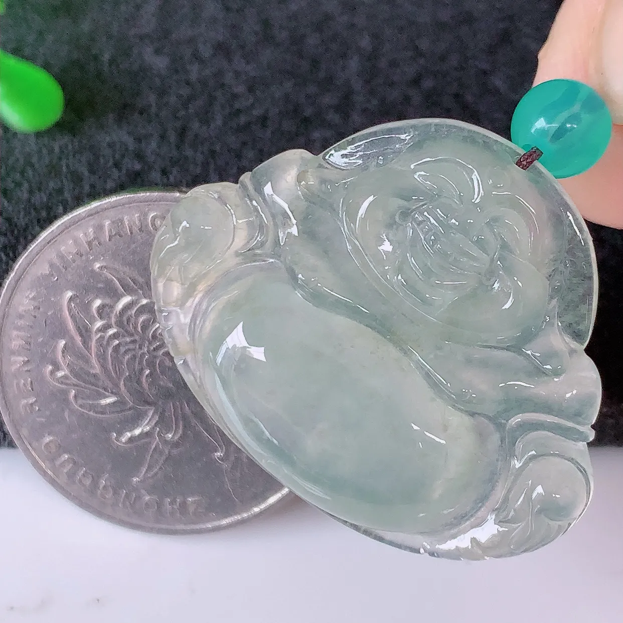 自然光实拍，冰种翡翠佛公吊坠，饱满， 佛公亦保平安，寓意有福（佛公）相伴，品相佳，配戴优雅迷人！#41.12