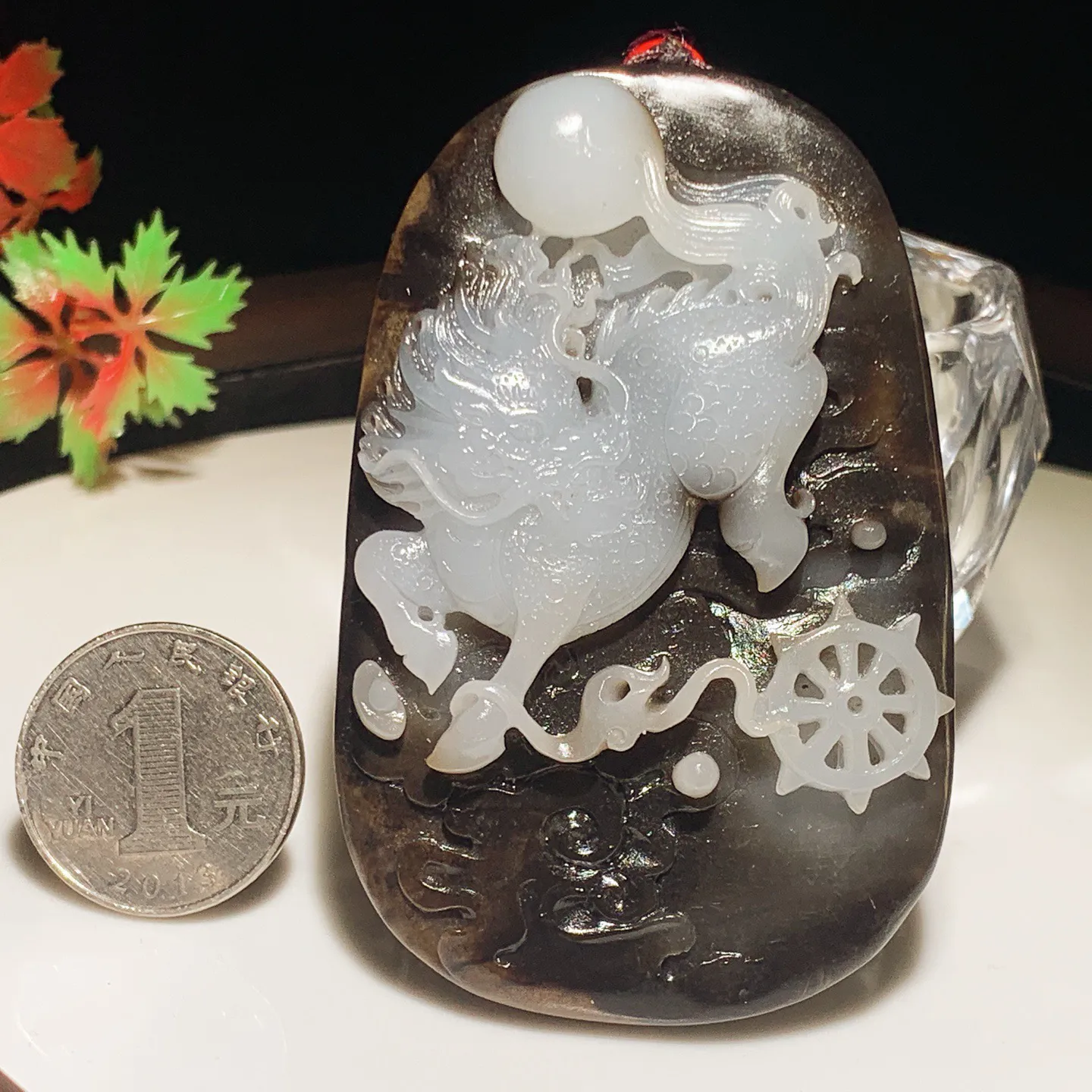 和田玉俄三色麒麟送福把件。尺寸77/50/16重116克。玉质细腻油润。手推出油。佩戴高端典雅。lt251115