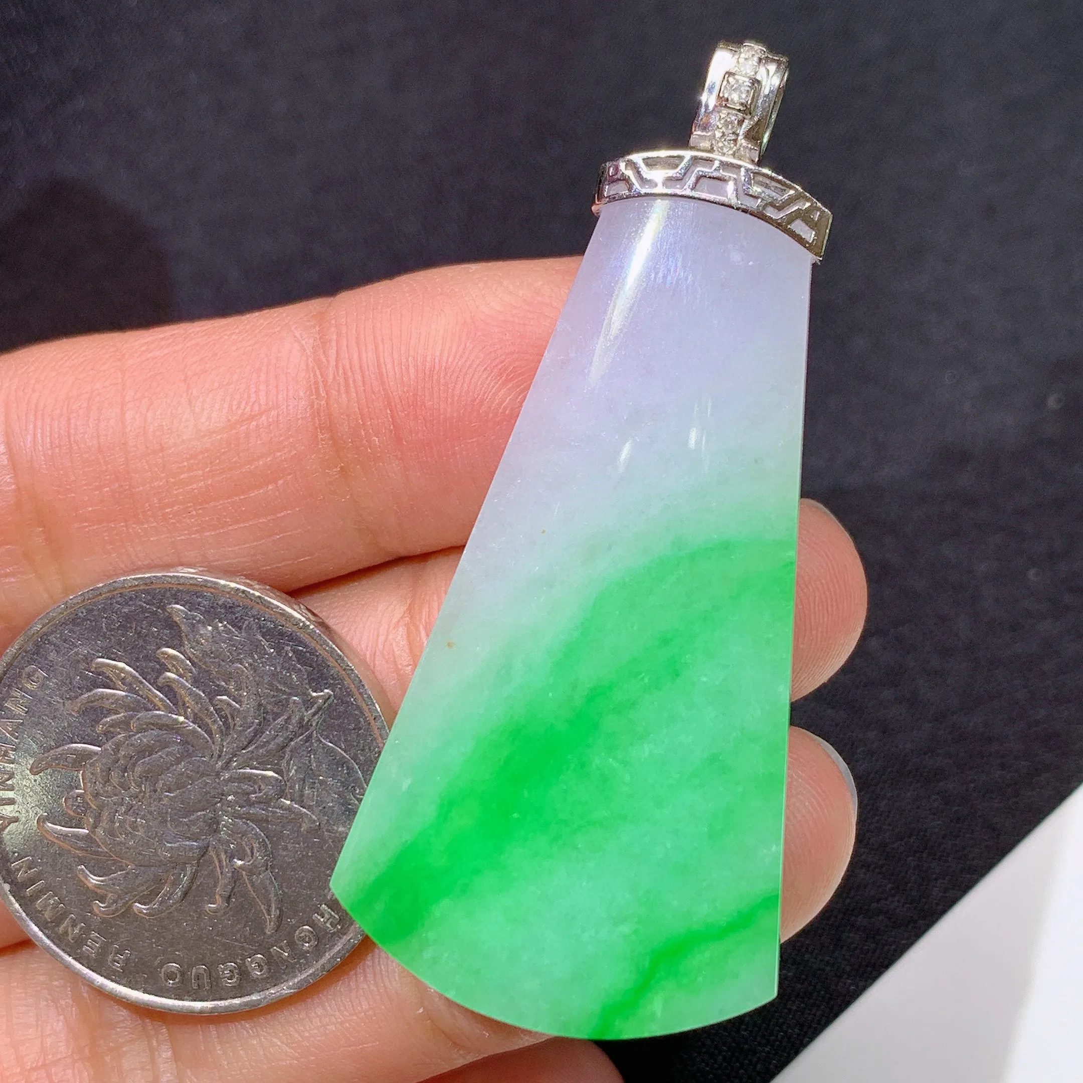 冰飘绿无事牌吊坠，18k金镶嵌，冰润色阳，玉质细腻，种水足，整体尺寸50.5*23*4.9