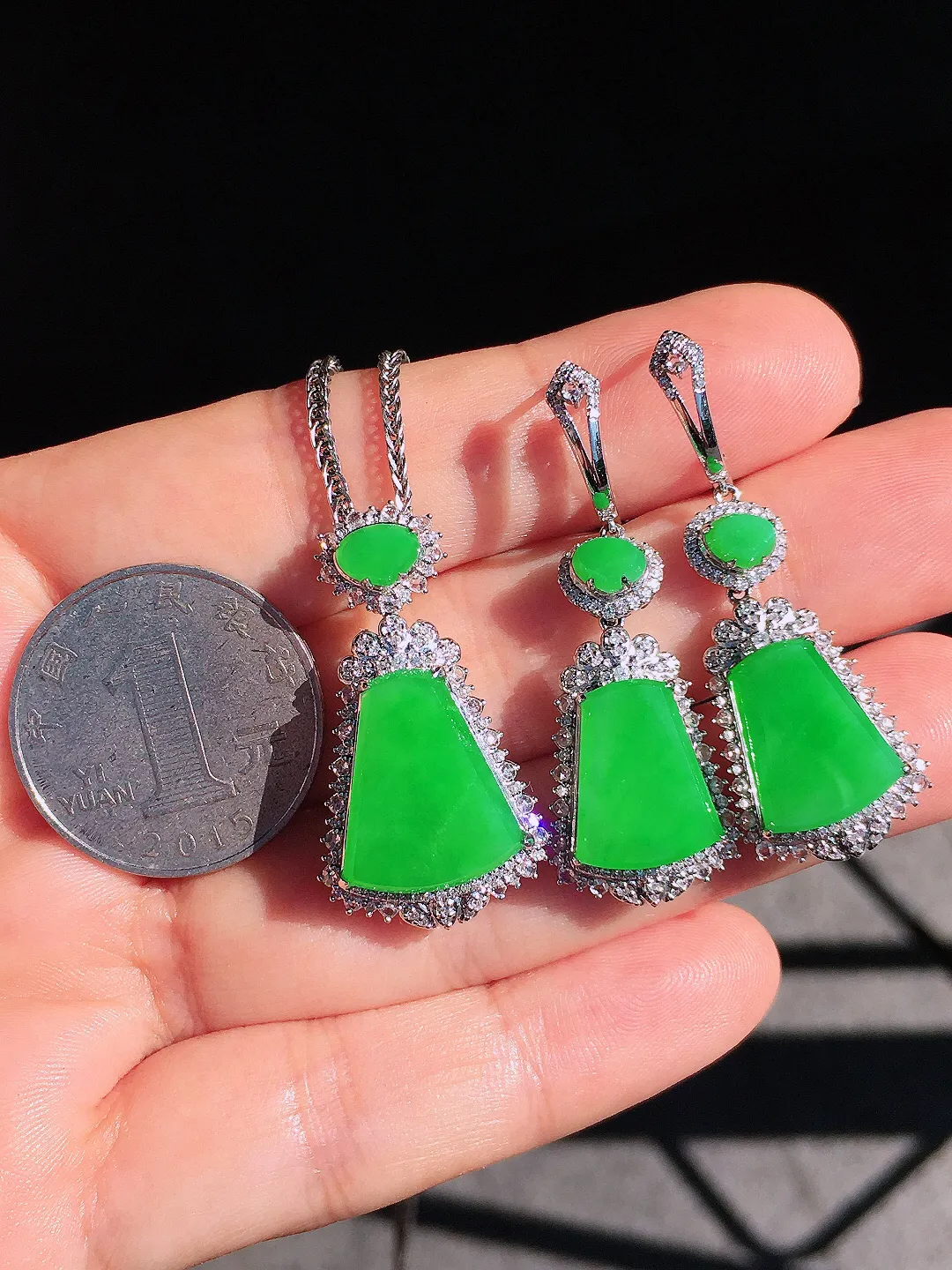 阳绿无事牌套装（吊坠+耳坠），色泽均匀艳丽，玉质细腻，荧光感超
强，饱满圆润，尽显优雅气质，18k
金豪华镶嵌