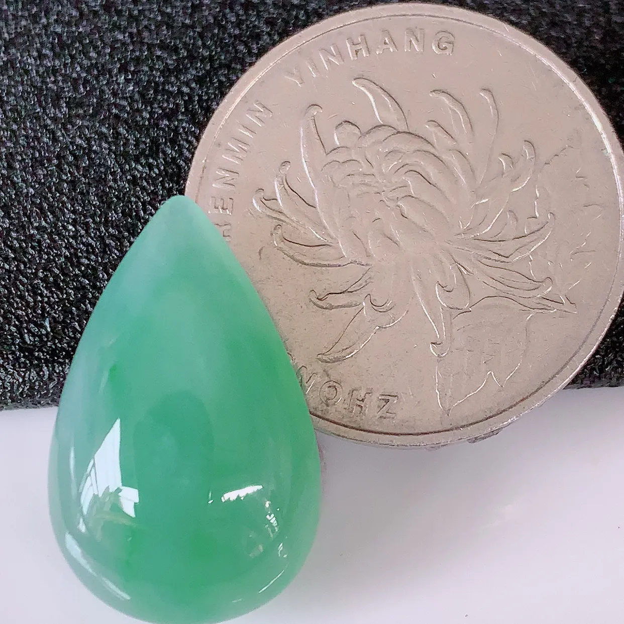 自然光实拍，冰种飘绿翡翠水滴，种老水足，雕工精湛 ，寓意美好，佩戴时尚出众！#94.12