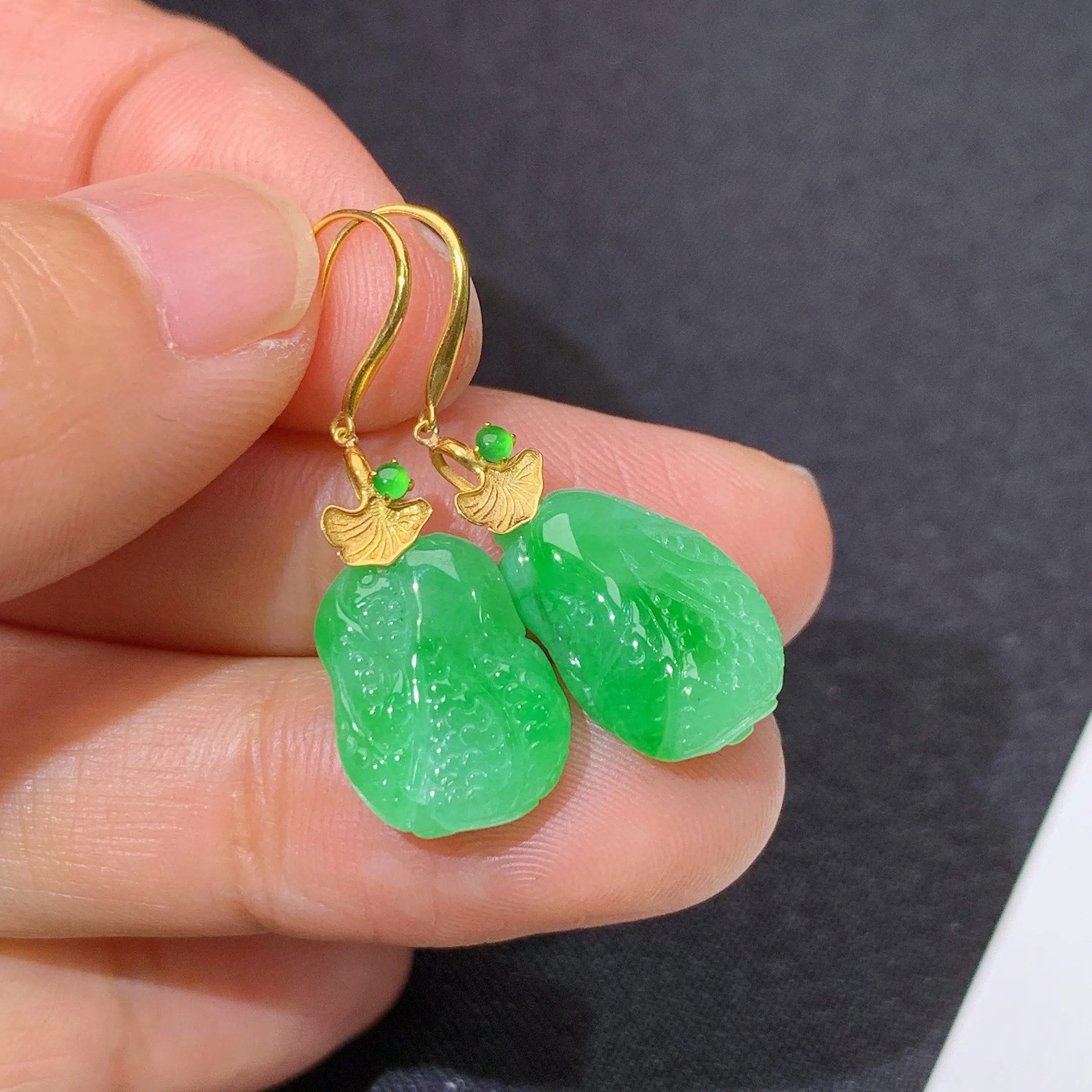 冰飘绿白菜耳坠，18k金镶嵌，简约时尚，冰润色阳，种水足 裸石尺寸13.4*9.9*4