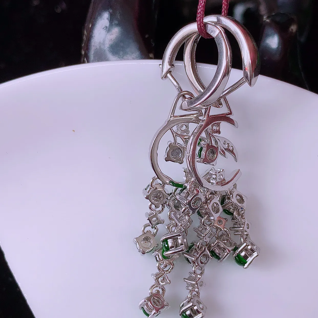 冰透满绿翡翠925银镶嵌耳坠，自然光实拍，翠色灵动，颜色漂亮，种老水足，品相佳，佩戴佳品！#98.12整体45.5-11*4裸石2.8*2.8