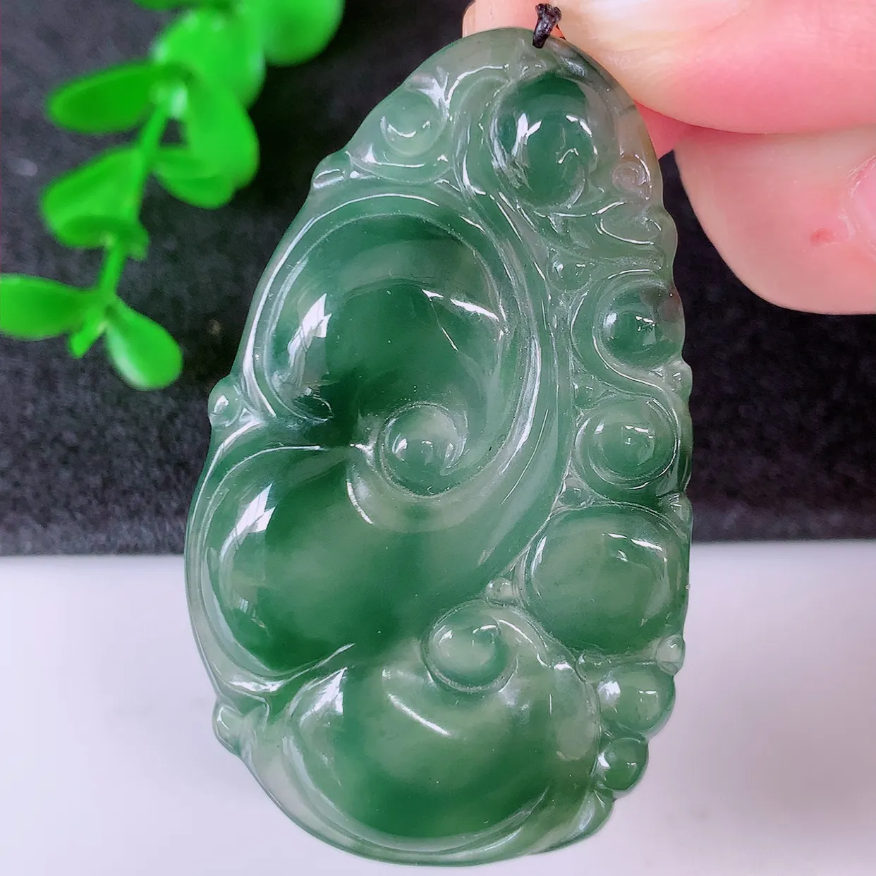 自然光实拍，冰种飘花翡翠如意吊坠，冰透，翠色灵动，饱满，万事如意，如意一生，配戴精美！#01.12