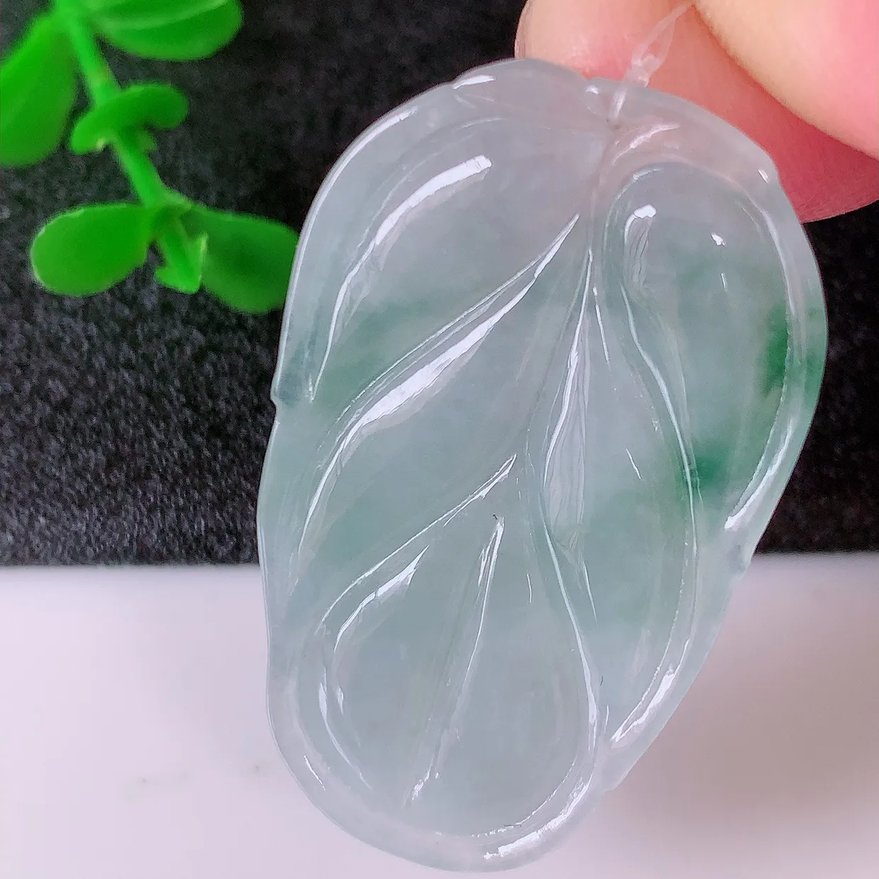 自然光实拍，冰种飘花翡翠叶子吊坠 ，种水足，色泽清新，工艺精湛，叶子寓意美好；金枝玉叶，事业有成。#49.12