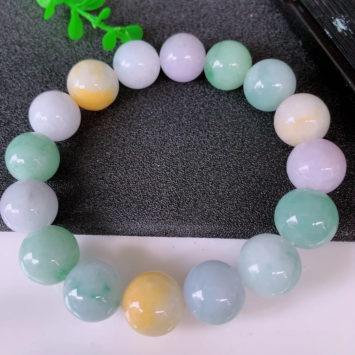 自然光实拍，大颗冰润多宝翡翠手链，多彩翡翠手串，颜色丰富，料子细腻，高档大气，自戴送礼佳品！#46.12取一尺寸13.5mm