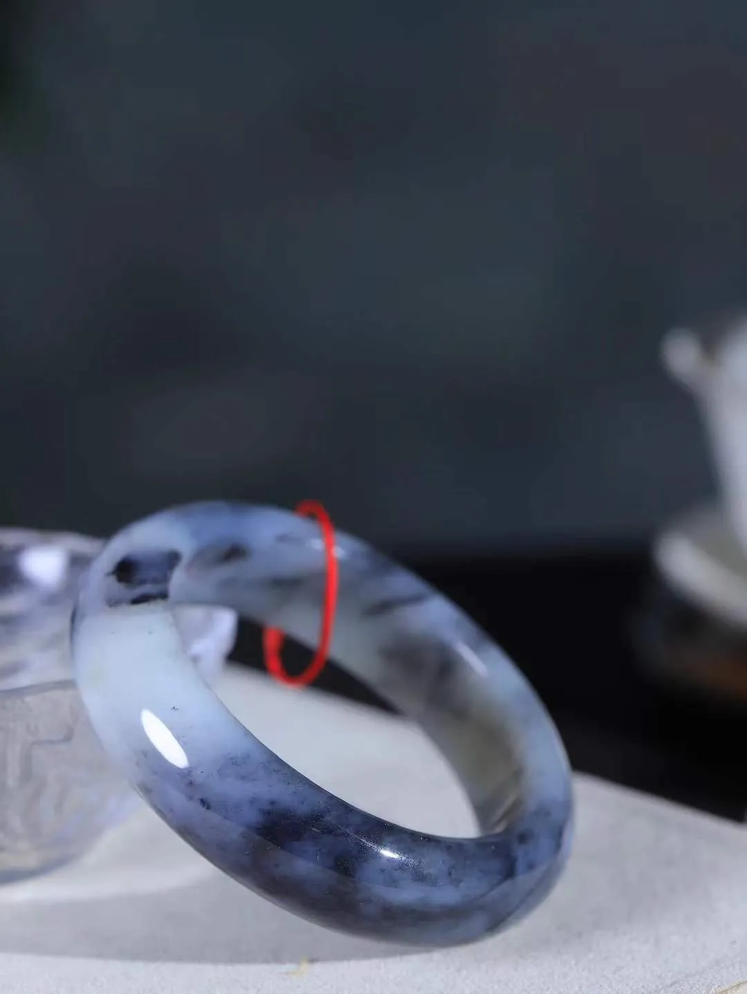 【籽.水墨风情.手镯】

新疆和田籽料青花手镯 玉质细腻饱满，镯型大气，脂感油润。青花晕染轻淌，让人迷醉其中，就如身在云雾飘渺的群山之中，雾气升腾～重98.3克 尺寸58.5-17.8-10.6mm FDT-77110700