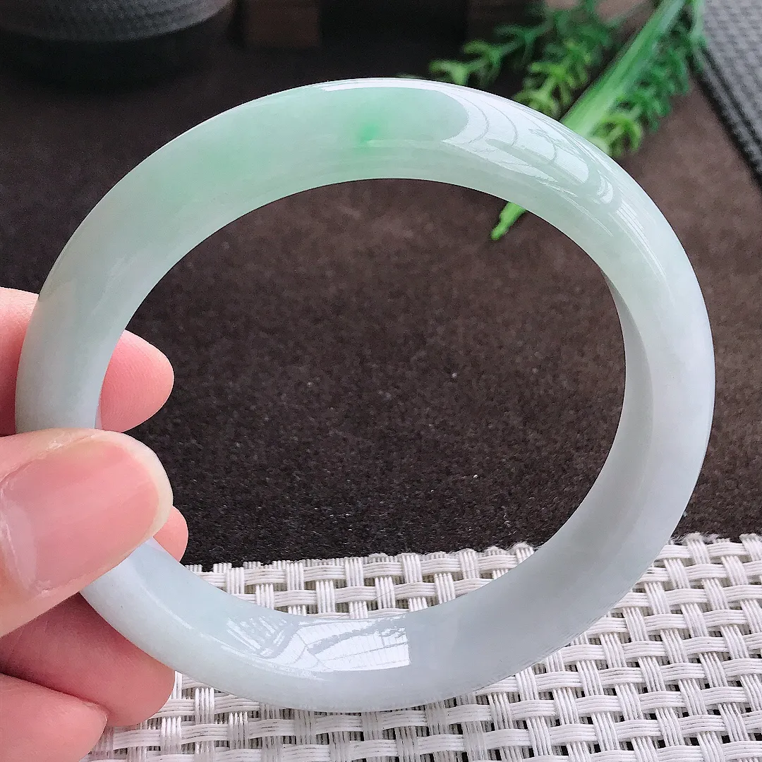 天然a货翡翠61.5/12.5/8:老坑冰润飘绿大圈口手镯宽边翡翠玉手镯