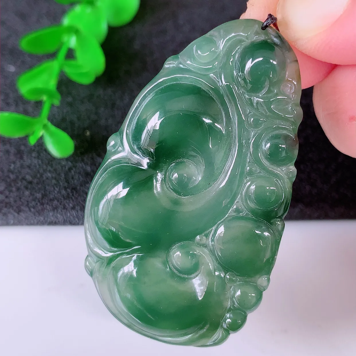 自然光实拍，冰种飘花翡翠如意吊坠，冰透，翠色灵动，饱满，万事如意，如意一生，配戴精美！#01.12