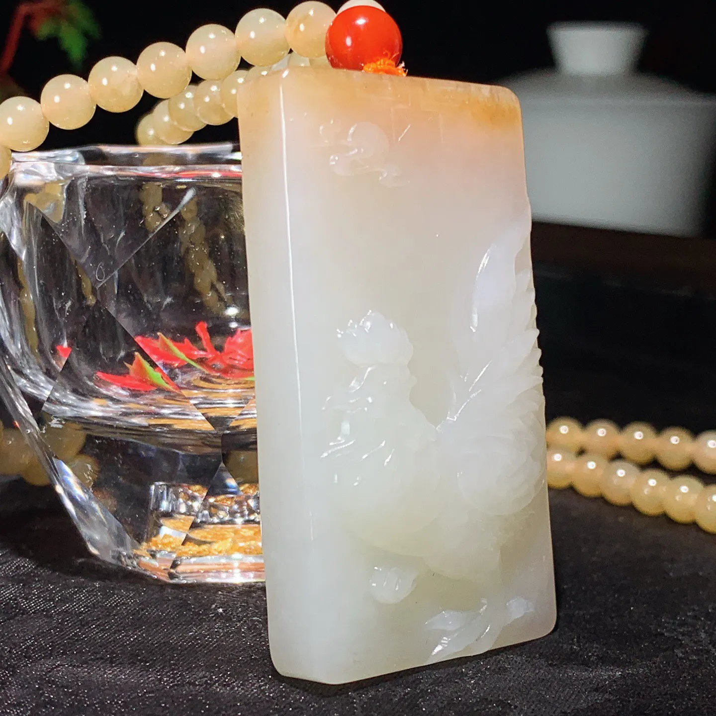 新疆和田玉且末糖生肖鸡牌子挂件。尺寸58/33/11重84.5克。玉质细腻油润。手推出油。佩戴高端典雅。lt251115