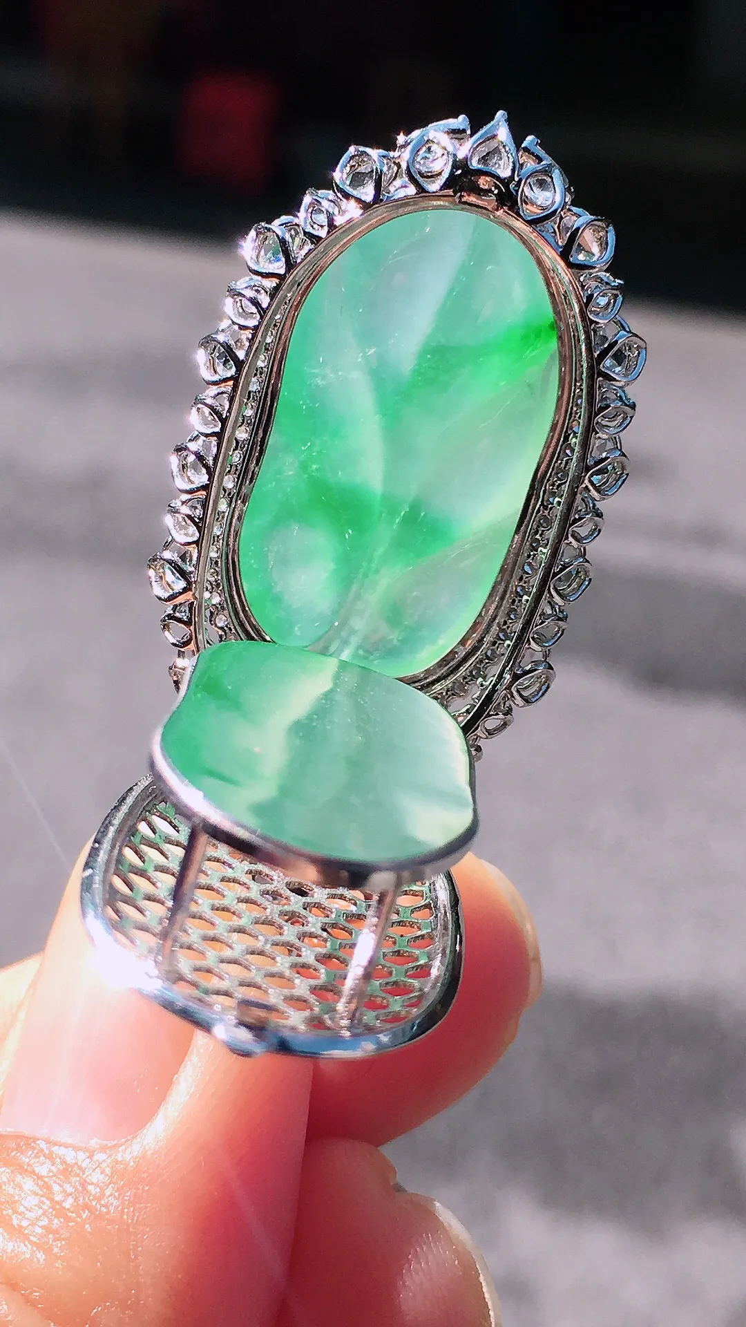 飘绿玉叶吊坠，色泽艳丽，玉质细腻，荧光感超
强，饱满圆润，尽显优雅气质，18k
金豪华镶嵌