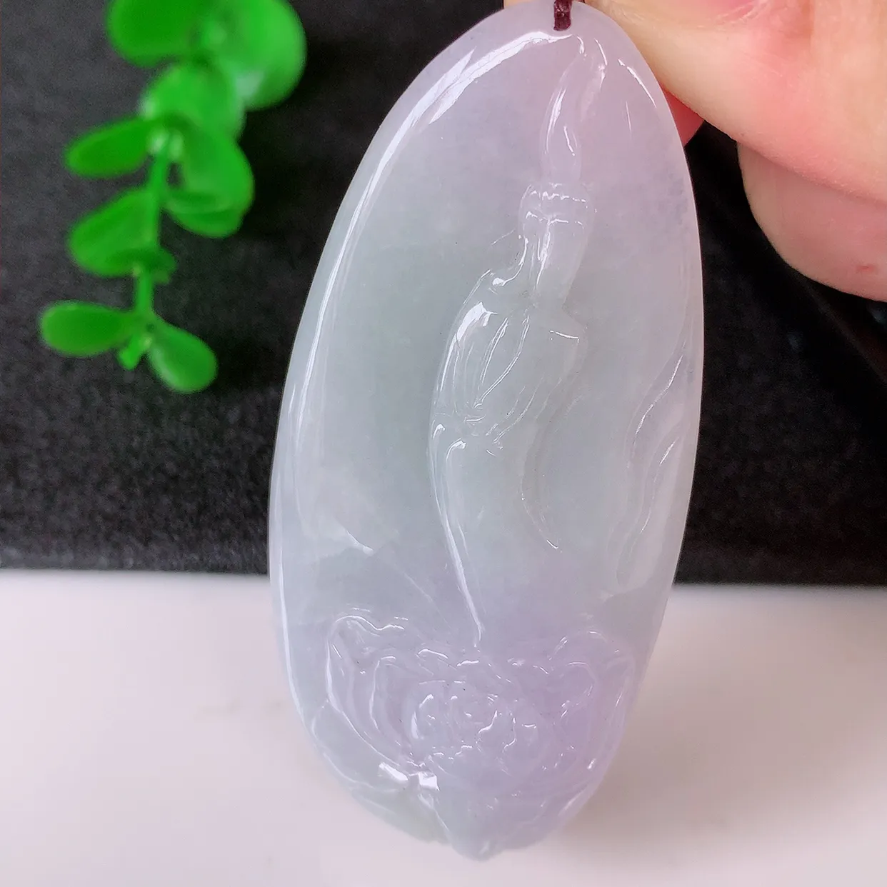 自然光实拍，冰润春带彩翡翠无相观音菩萨吊坠，赐福观音，玉润通透，慈祥端庄！#41.12