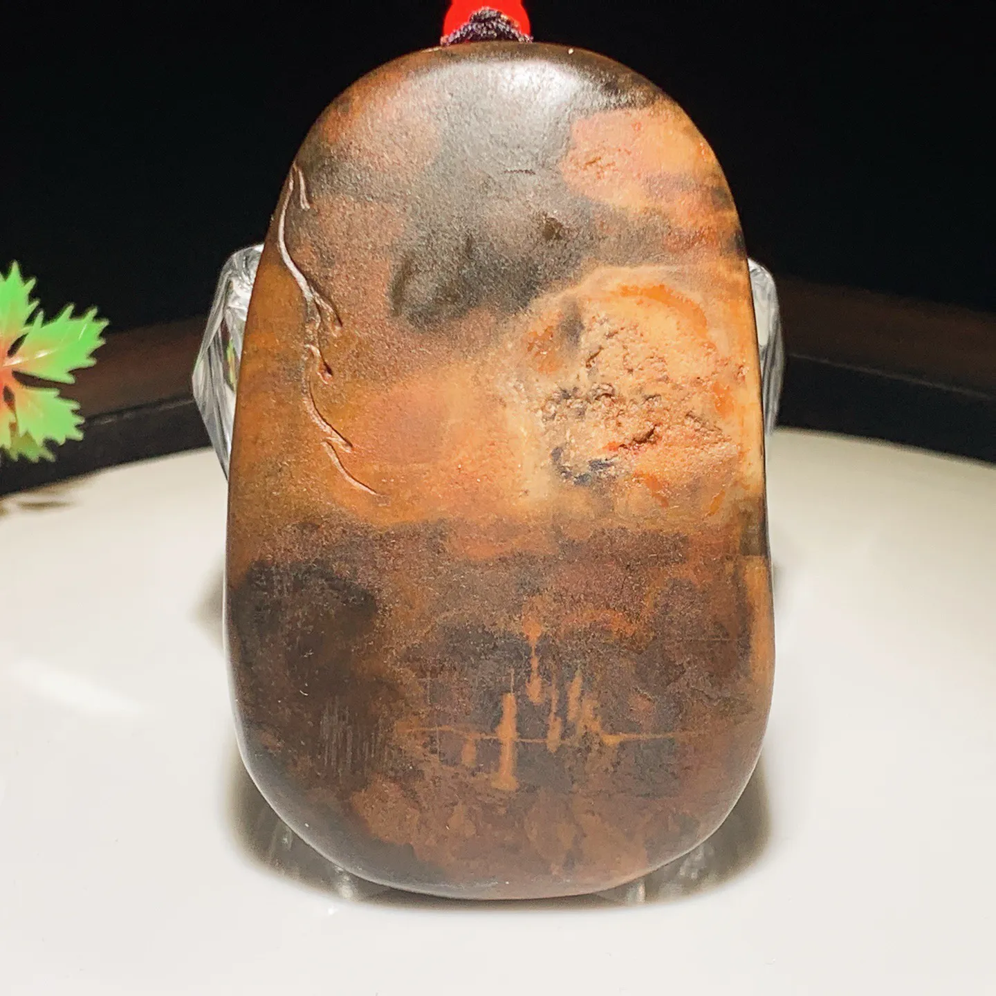 和田玉俄三色麒麟送福把件。尺寸77/50/16重116克。玉质细腻油润。手推出油。佩戴高端典雅。lt251115