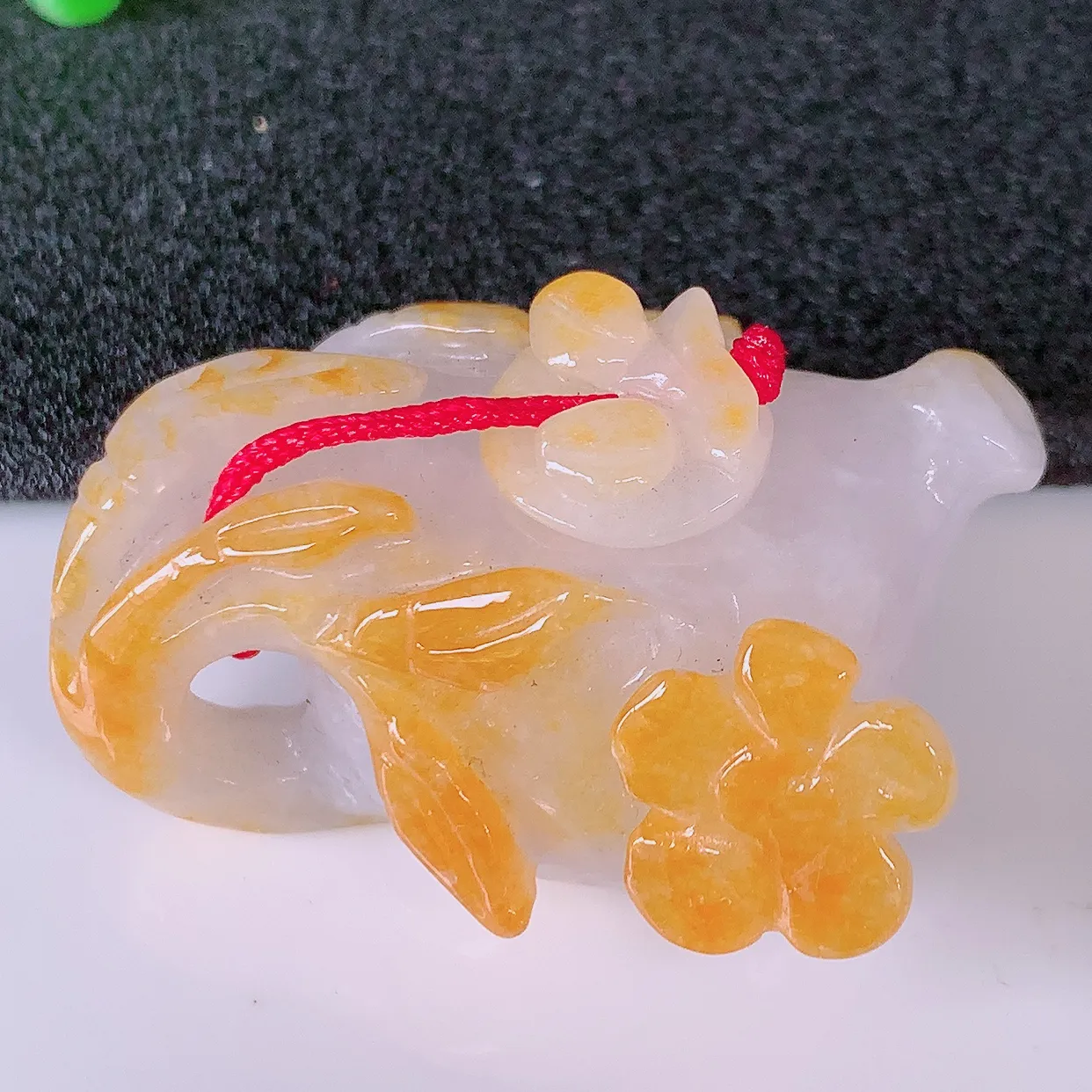 自然光实拍，水润黄翡双彩翡翠茶壶，翠色灵动，玉质细腻，颜色漂亮，品相佳，佩戴佳品！#01.12